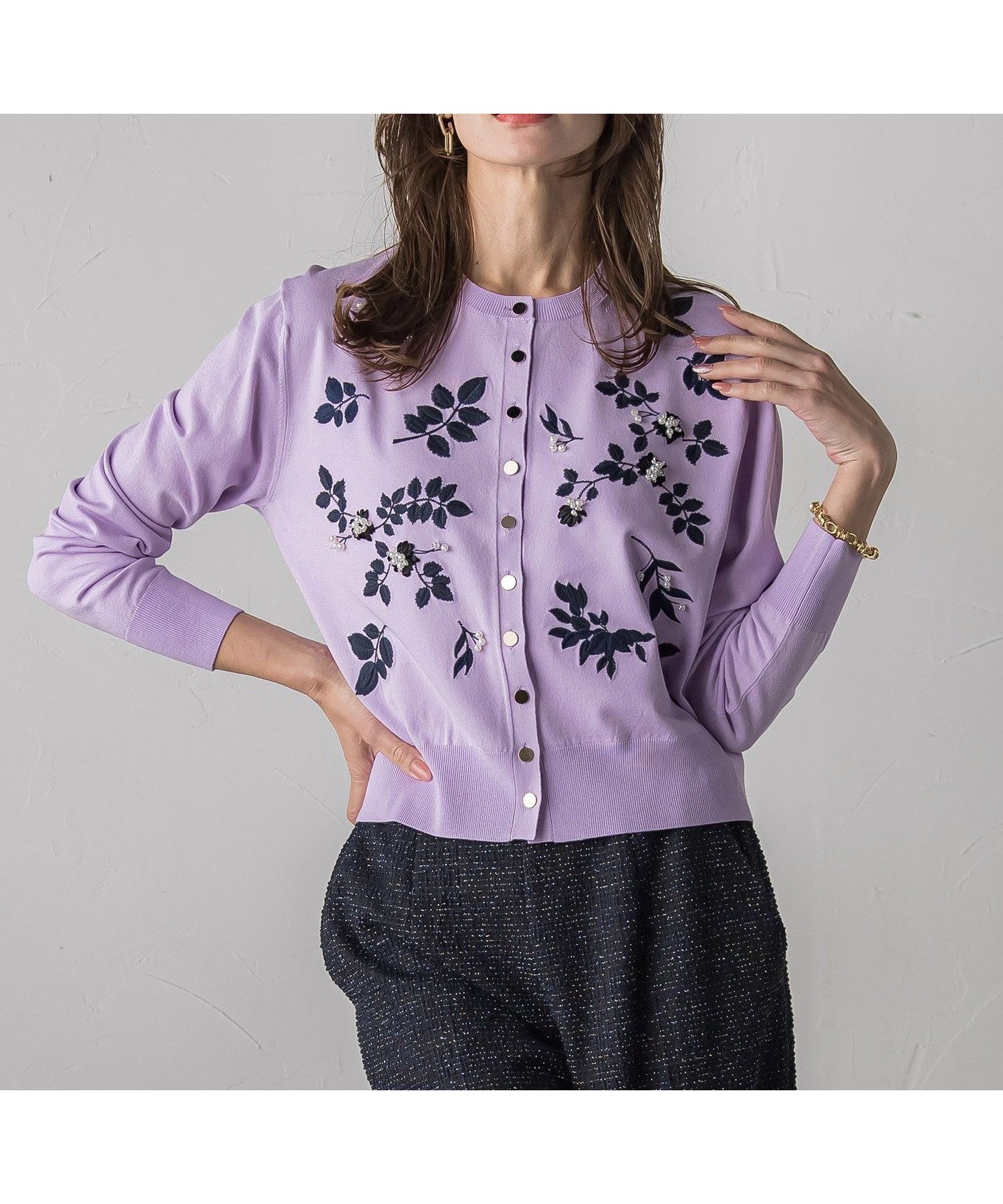 【ビアッジョブルー/Viaggio Blu】の【新色追加】ボタニカルモチーフ刺繍カーディガン インテリア・キッズ・メンズ・レディースファッション・服の通販 founy(ファニー) 　ファッション　Fashion　レディースファッション　Fashion for Women　トップス・カットソー　Cut & Sew Tops　カーディガン・羽織り　Layered Style Cardigans　秋　Autumn　カーディガン　Cardigan, Knitwear　ストレッチ　Stretch, Stretchy Fabric　パール　Pearl, Pearl Accent　モチーフ　Motif, Design Theme　A/W・秋冬　Autumn/Winter　エレガント 上品　Elegant　2025年　2025　2025-2026秋冬・A/W　Autumn/Winter 2025–26 AW25–26　パープル|ID: prp329100004815550 ipo3291000000034976658