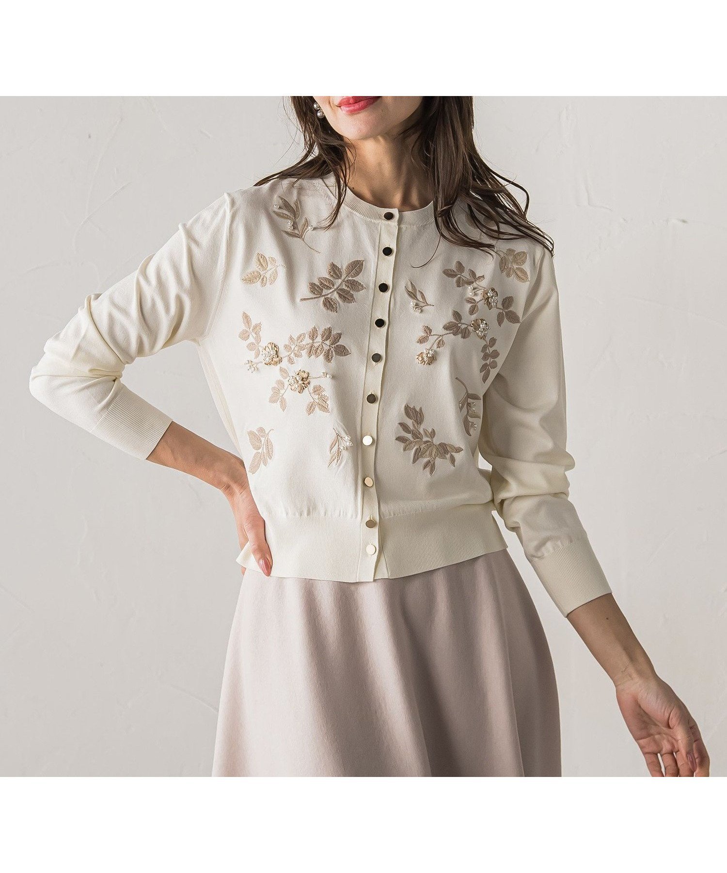 【ビアッジョブルー/Viaggio Blu】の【新色追加】ボタニカルモチーフ刺繍カーディガン インテリア・キッズ・メンズ・レディースファッション・服の通販 founy(ファニー) 　ファッション　Fashion　レディースファッション　Fashion for Women　トップス・カットソー　Cut & Sew Tops　カーディガン・羽織り　Layered Style Cardigans　秋　Autumn　カーディガン　Cardigan, Knitwear　ストレッチ　Stretch, Stretchy Fabric　パール　Pearl, Pearl Accent　モチーフ　Motif, Design Theme　A/W・秋冬　Autumn/Winter　エレガント 上品　Elegant　2025年　2025　2025-2026秋冬・A/W　Autumn/Winter 2025–26 AW25–26　アイボリー|ID: prp329100004815550 ipo3291000000034976660