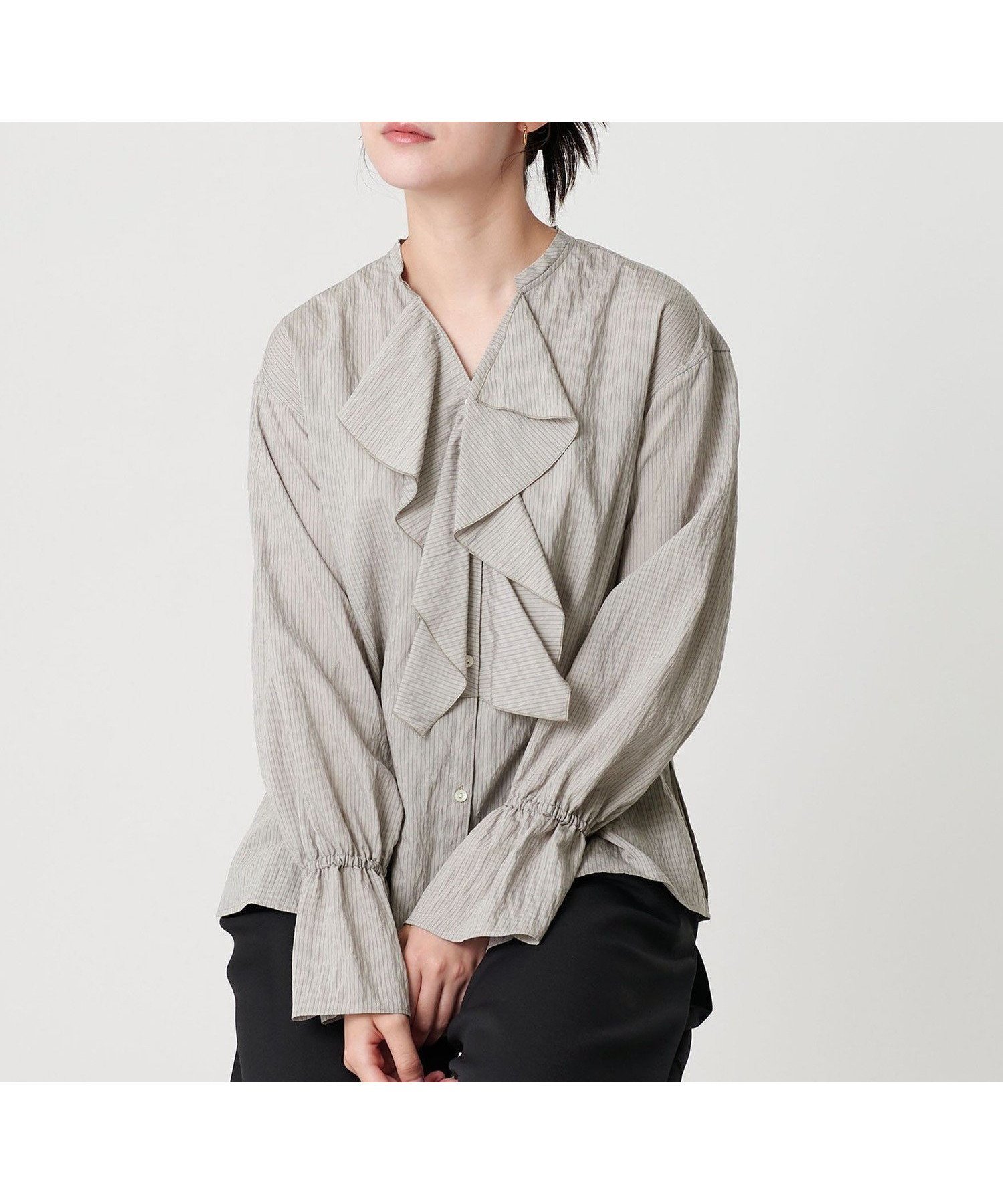 【ビューティ&ユース ユナイテッドアローズ/BEAUTY&YOUTH / UNITED ARROWS】のラッフル スキッパーブラウス ウォッシャブル インテリア・キッズ・メンズ・レディースファッション・服の通販 founy(ファニー) 　ファッション　Fashion　レディースファッション　Fashion for Women　トップス・カットソー　Cut & Sew Tops　シャツ・ブラウス・オフィスカジュアル　Elegant Blouses & Button-Ups　インナー　Innerwear　ウォッシャブル　Machine Washable　ジャケット　Jacket, Outerwear　スキッパー　Skipper, Open Collar　ストライプ　Stripe, Striped Pattern　スラックス　Slacks, Dress Pants　バランス　Balance, Style Balance　フロント　Front, Front Design　無地　Plain, Solid Color　ラッフル　Ruffle, Frill　ロング　Long, Long-Length　おすすめ　Recommended / Our Picks　LT.GRAY|ID: prp329100004815751 ipo3291000000034978585