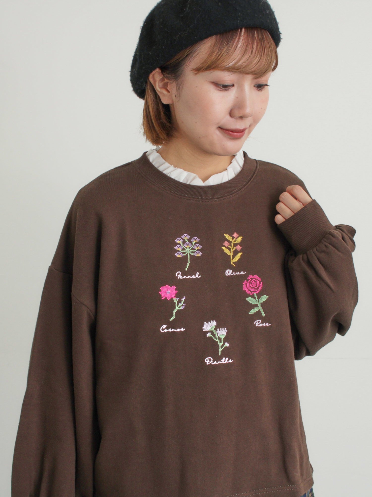 【サマンサモスモス/Samansa Mos2】のクロスステッチフラワー刺繍スウェット インテリア・キッズ・メンズ・レディースファッション・服の通販 founy(ファニー) 　ファッション　Fashion　レディースファッション　Fashion for Women　トップス・カットソー　Cut & Sew Tops　レディースパーカー・カジュアルフーディー　Casual Hoodies & Sweatshirts　スウェット・クルーネックトップス　Sweatshirts & Crewnecks / Relaxed Fit Sweat Tops　スウェット / スエット　Sweatshirt, Sweatwear　デニム　Denim, Jeans Material　フラワー　Flower, Floral　リラックス　Relax, Relaxed Fit　ロング　Long, Long-Length　ダークブラウン|ID: prp329100004815797 ipo3291000000034979082
