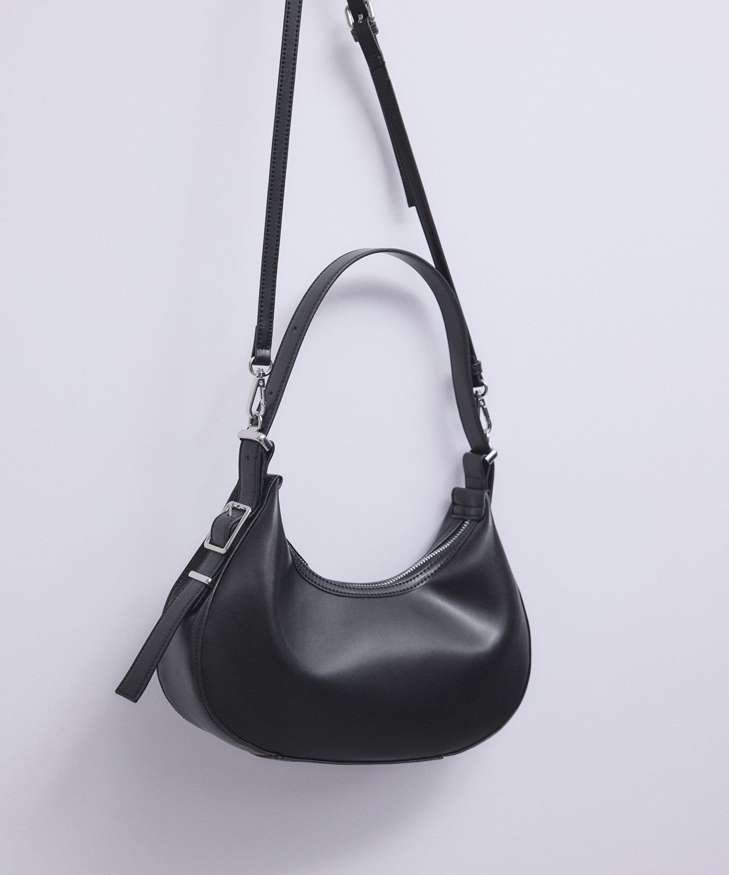 【アダム エ ロペ/ADAM ET ROPE'】の【WEB限定】ラウンドショルダーバッグ インテリア・キッズ・メンズ・レディースファッション・服の通販 founy(ファニー) 　ファッション　Fashion　レディースファッション　Fashion for Women　バッグ　Bags　ショルダー　Shoulder, Shoulder Strap　シルバー　Silver, Metallic Silver　スタイリッシュ　Stylish, Fashionable　財布　Wallet, Purse　バランス　Balance, Style Balance　フェイクレザー　Faux Leather, PU Leather　フォルム　Silhouette, Form　ポケット　Pocket, Pocket Detail　ラウンド　Round, Round Neck　2025年　2025　2025-2026秋冬・A/W　Autumn/Winter 2025–26 AW25–26　ブラック(01)|ID: prp329100004816447 ipo3291000000034984314