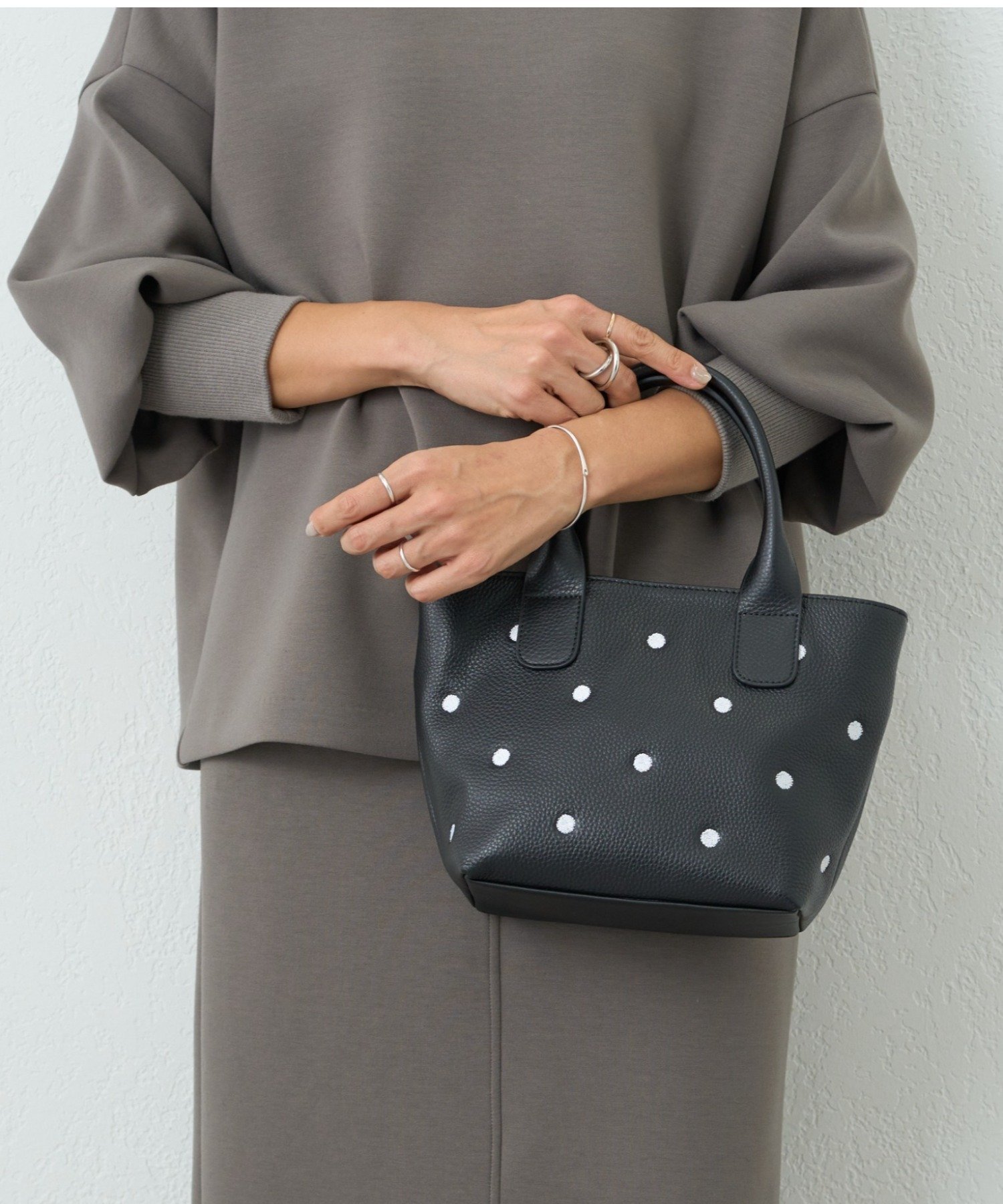 【ビアズリー/BEARDSLEY】のドット刺繍バッグ/小 インテリア・キッズ・メンズ・レディースファッション・服の通販 founy(ファニー) 　ファッション　Fashion　レディースファッション　Fashion for Women　コンパクト　Compact, Small Size　ショルダー　Shoulder, Shoulder Strap　財布　Wallet, Purse　ドット　Polka Dot, Dot Pattern　ハンド　Hand, Handmade　ポケット　Pocket, Pocket Detail　ポーチ　Pouch, Small Case　マグネット　Magnet, Magnetic Closure　再入荷　Restock / Back in Stock　ブラック|ID: prp329100004816451 ipo3291000000034984331