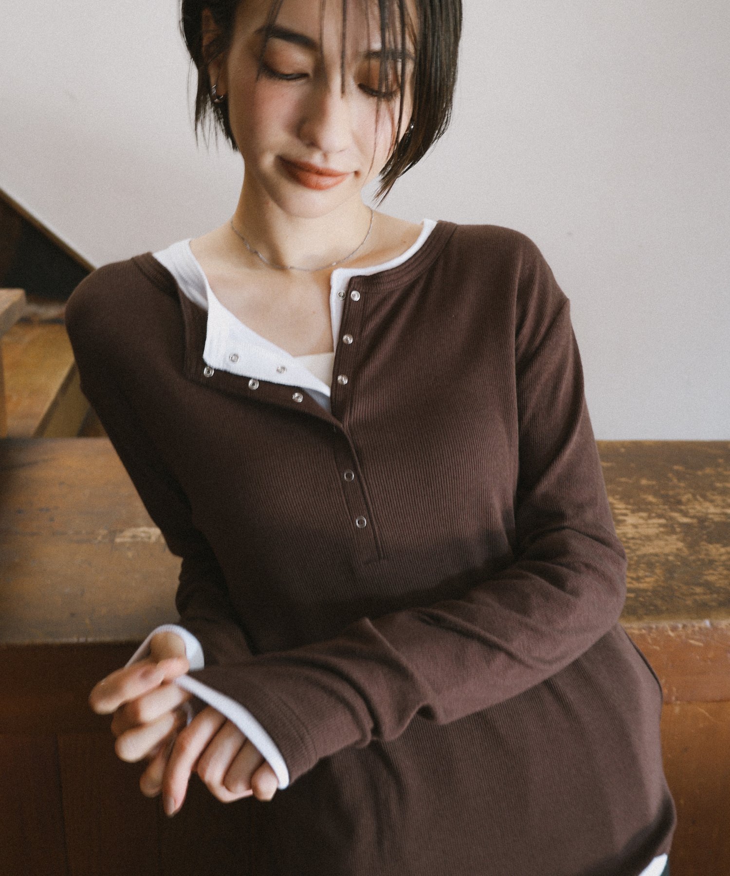 【アンドミー/andme】のテレコリブ ヘンリーネック 長袖 Tシャツ evernavy エバーネイビー インテリア・キッズ・メンズ・レディースファッション・服の通販 founy(ファニー) 　ファッション　Fashion　レディースファッション　Fashion for Women　トップス・カットソー　Cut & Sew Tops　シャツ・ブラウス・オフィスカジュアル　Elegant Blouses & Button-Ups　ロングTシャツ・Tシャツ　Longline T-Shirts & Tees　アクリル　Acrylic Material　インナー　Innerwear　ストレッチ　Stretch, Stretchy Fabric　デコルテ　Décolleté, Neckline　人気　Popular, Best Seller　長袖　Long Sleeve, Full Sleeve　ベーシック　Basic, Essential　エレガント 上品　Elegant　チョコレートブラウン|ID: prp329100004816536 ipo3291000000034985109