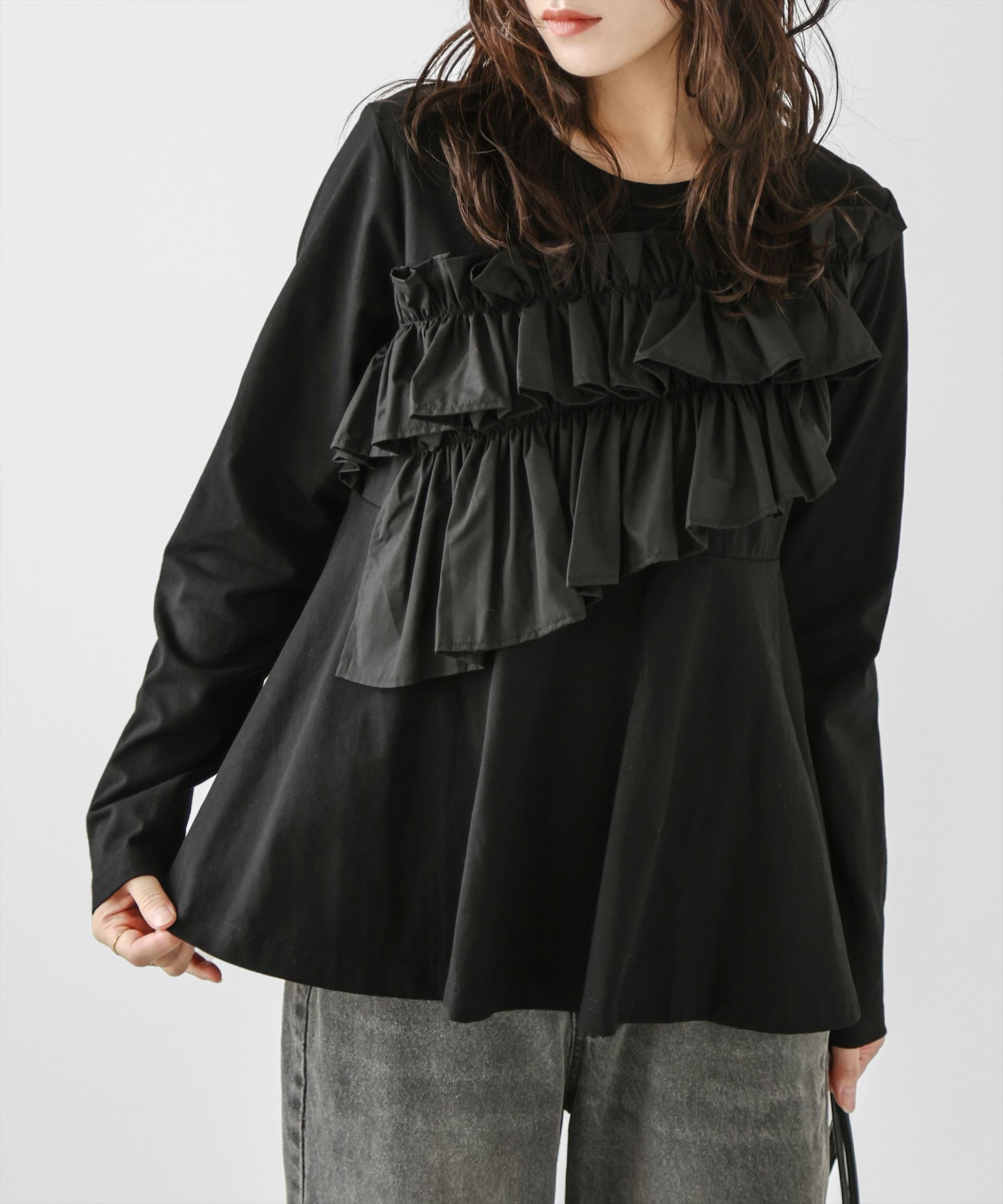 【ラジュール/Lajour】の異素材ドッキングフリルペプラムロンT インテリア・キッズ・メンズ・レディースファッション・服の通販 founy(ファニー) 　ファッション　Fashion　レディースファッション　Fashion for Women　トップス・カットソー　Cut & Sew Tops　ロングTシャツ・Tシャツ　Longline T-Shirts & Tees　カットソー　Cut and Sewn Top　デニム　Denim, Jeans Material　フリル　Frill, Ruffle　ペプラム　Peplum, Flared Hem　ブラック|ID: prp329100004816537 ipo3291000000034985158