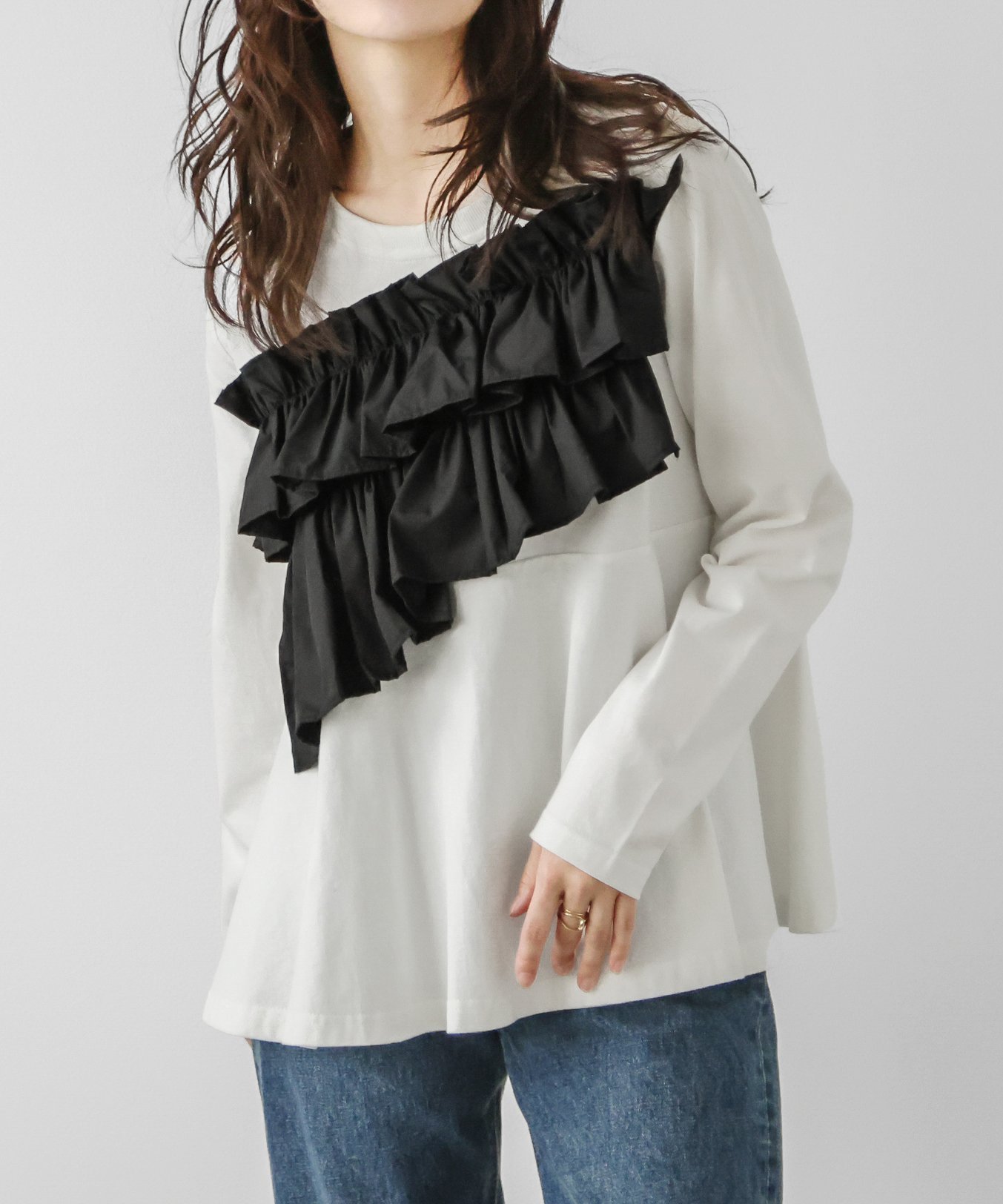 【ラジュール/Lajour】の異素材ドッキングフリルペプラムロンT インテリア・キッズ・メンズ・レディースファッション・服の通販 founy(ファニー) 　ファッション　Fashion　レディースファッション　Fashion for Women　トップス・カットソー　Cut & Sew Tops　ロングTシャツ・Tシャツ　Longline T-Shirts & Tees　カットソー　Cut and Sewn Top　デニム　Denim, Jeans Material　フリル　Frill, Ruffle　ペプラム　Peplum, Flared Hem　ホワイト×ブラック|ID: prp329100004816537 ipo3291000000034985159