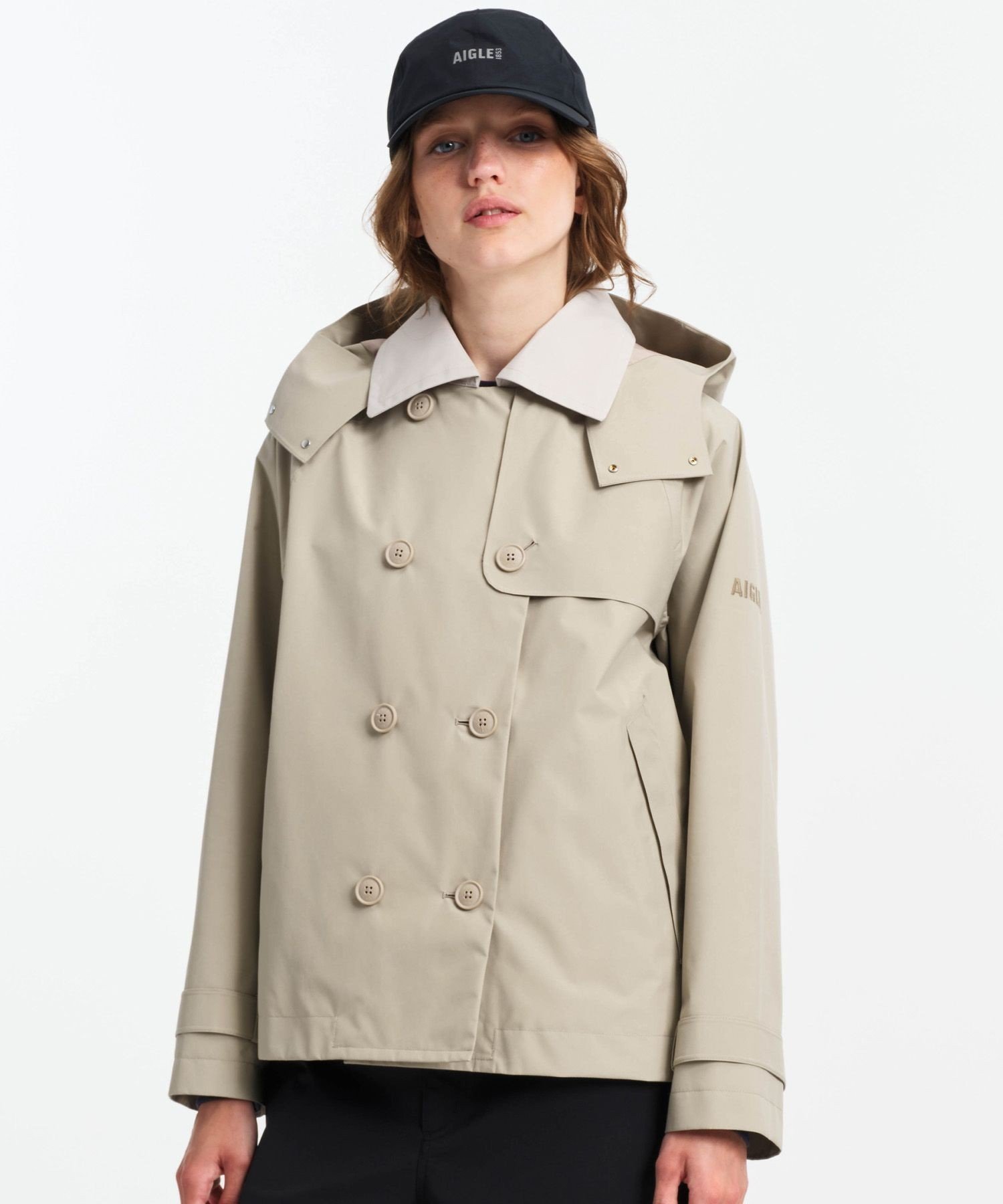 【エーグル/AIGLE】のGORE TEX ゴアテックス 防風 防水 透湿 2レイヤー ショートトレンチコート / フード脱着可 インテリア・キッズ・メンズ・レディースファッション・服の通販 founy(ファニー) 　ファッション　Fashion　レディースファッション　Fashion for Women　アウター　Coat / Outerwear Collection　コート・ロングコート・ピーコート　Long Coats, Peacoats & More　トレンチコート / 春秋の定番アウター　Trench Coats　エレガント 上品　Elegant　ショート　Short, Short Length　ジップ　Zip, Zipper　ドローコード　Drawcord, Drawstring Cord　ハンド　Hand, Handmade　ポケット　Pocket, Pocket Detail　モダン　Modern, Contemporary　アイボリー|ID: prp329100004816550 ipo3291000000034985327