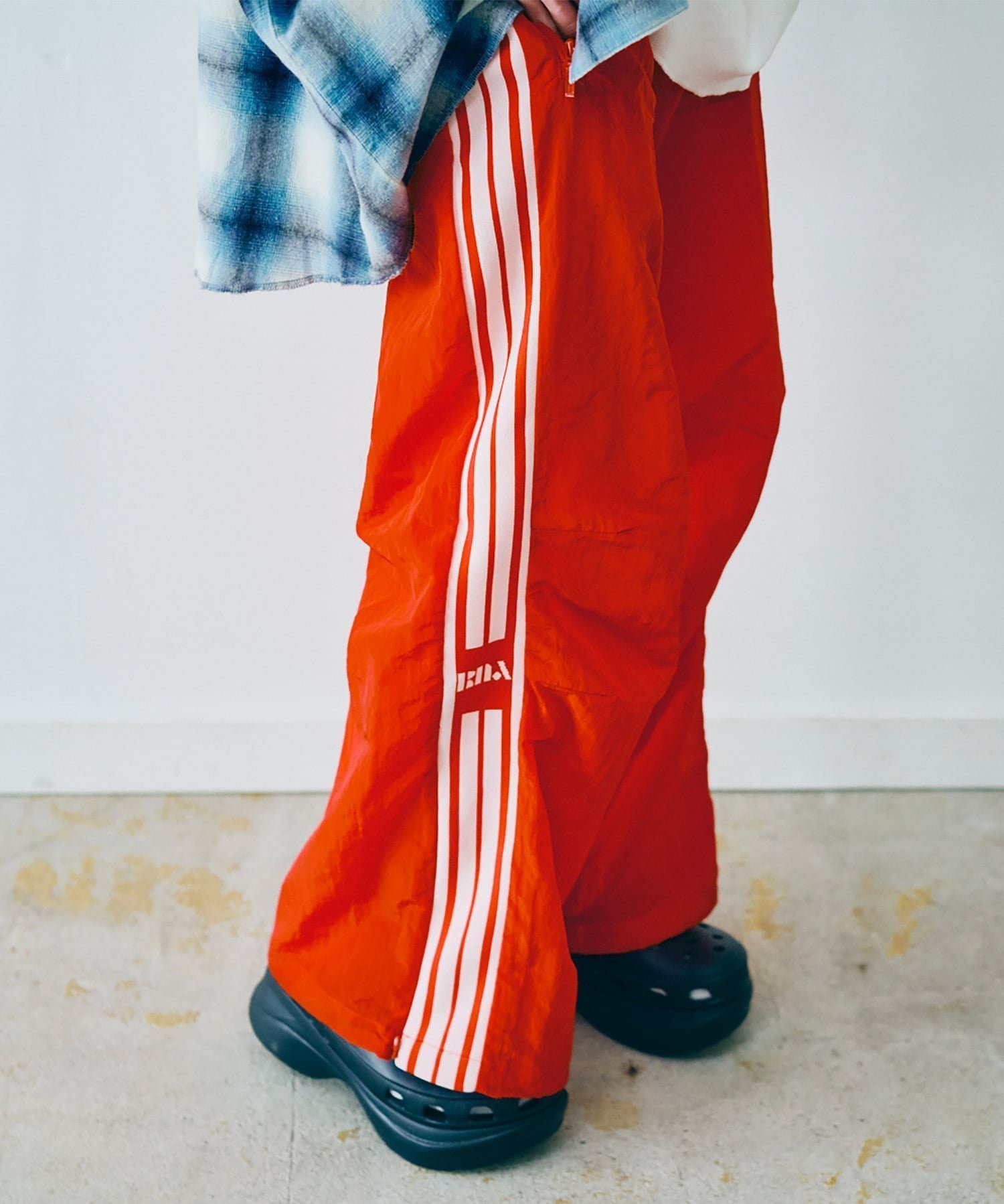 【アールエヌエー/RNA】のR4374 ワイドトラックパンツ 人気、トレンドファッション・服の通販 founy(ファニー) 　ファッション　Fashion　レディースファッション　Fashion for Women　パンツ　Pants & Trousers　おすすめ　Recommended / Our Picks　クール　Cool, Chic　ジャケット　Jacket, Outerwear　ストレート　Straight, Straight Cut　セットアップ　Set-Up, Coordinated Outfit　ドローコード　Drawcord, Drawstring Cord　ハーフ　Half, Half-Length　定番　Standard, Basic Item　楽ちん　Easy Fit, Comfortable　 other-1|ID: prp329100004816602 ipo3291000000034985684