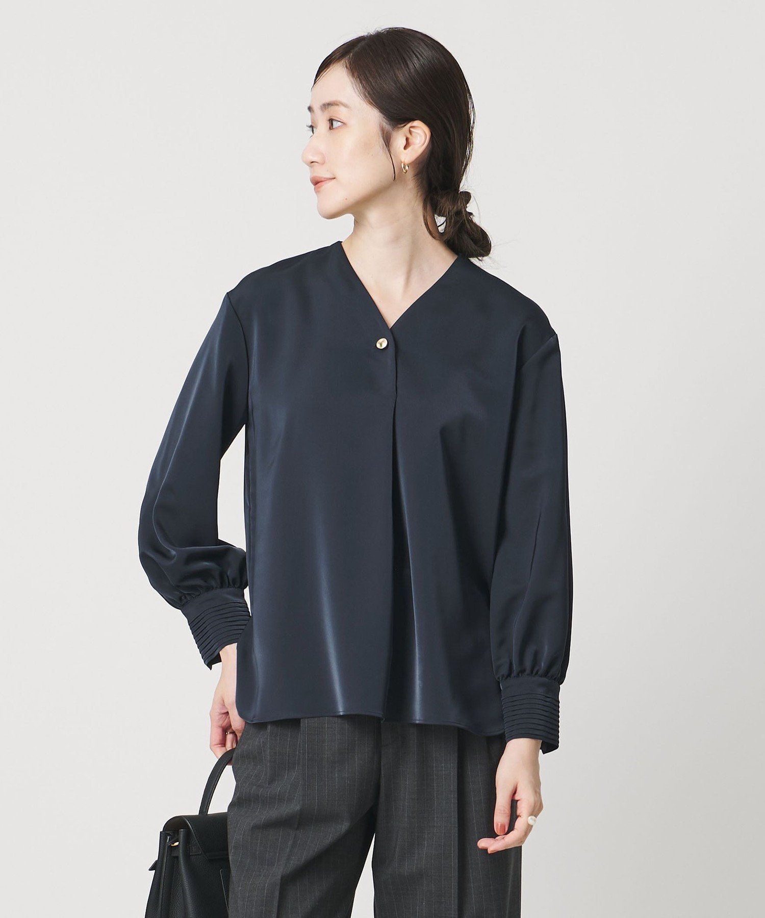 【ユナイテッドアローズ/UNITED ARROWS】のサテン Vネック ブラウス -ウォッシャブル- 人気、トレンドファッション・服の通販 founy(ファニー) 　ファッション　Fashion　レディースファッション　Fashion for Women　トップス・カットソー　Cut & Sew Tops　シャツ・ブラウス・オフィスカジュアル　Elegant Blouses & Button-Ups　Vネックトップス　V-Neck Tops / V-Cut Neckline Shirts　インナー　Innerwear　ウォッシャブル　Machine Washable　サテン　Satin, Glossy Fabric　シルク　Silk, 100% Silk　シンプル　Simple, Minimal　ジャケット　Jacket, Outerwear　スラックス　Slacks, Dress Pants　とろみ　Fluid, Flowy Fabric　ワイド　Wide, Wide Fit　おすすめ　Recommended / Our Picks　エレガント 上品　Elegant　 other-1|ID: prp329100004816630 ipo3291000000034985894