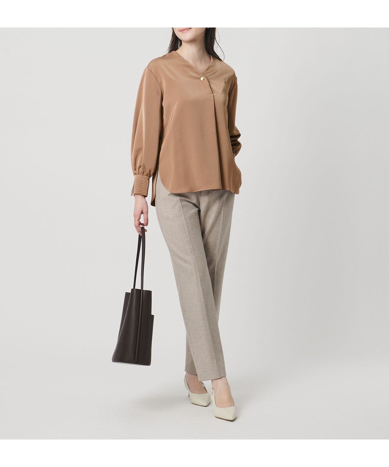 【ユナイテッドアローズ/UNITED ARROWS】のサテン Vネック ブラウス -ウォッシャブル- インテリア・キッズ・メンズ・レディースファッション・服の通販 founy(ファニー) 　ファッション　Fashion　レディースファッション　Fashion for Women　トップス・カットソー　Cut & Sew Tops　シャツ・ブラウス・オフィスカジュアル　Elegant Blouses & Button-Ups　Vネックトップス　V-Neck Tops / V-Cut Neckline Shirts　インナー　Innerwear　ウォッシャブル　Machine Washable　サテン　Satin, Glossy Fabric　シルク　Silk, 100% Silk　シンプル　Simple, Minimal　ジャケット　Jacket, Outerwear　スラックス　Slacks, Dress Pants　とろみ　Fluid, Flowy Fabric　ワイド　Wide, Wide Fit　おすすめ　Recommended / Our Picks　エレガント 上品　Elegant　MD.BROWN|ID: prp329100004816630 ipo3291000000034985901