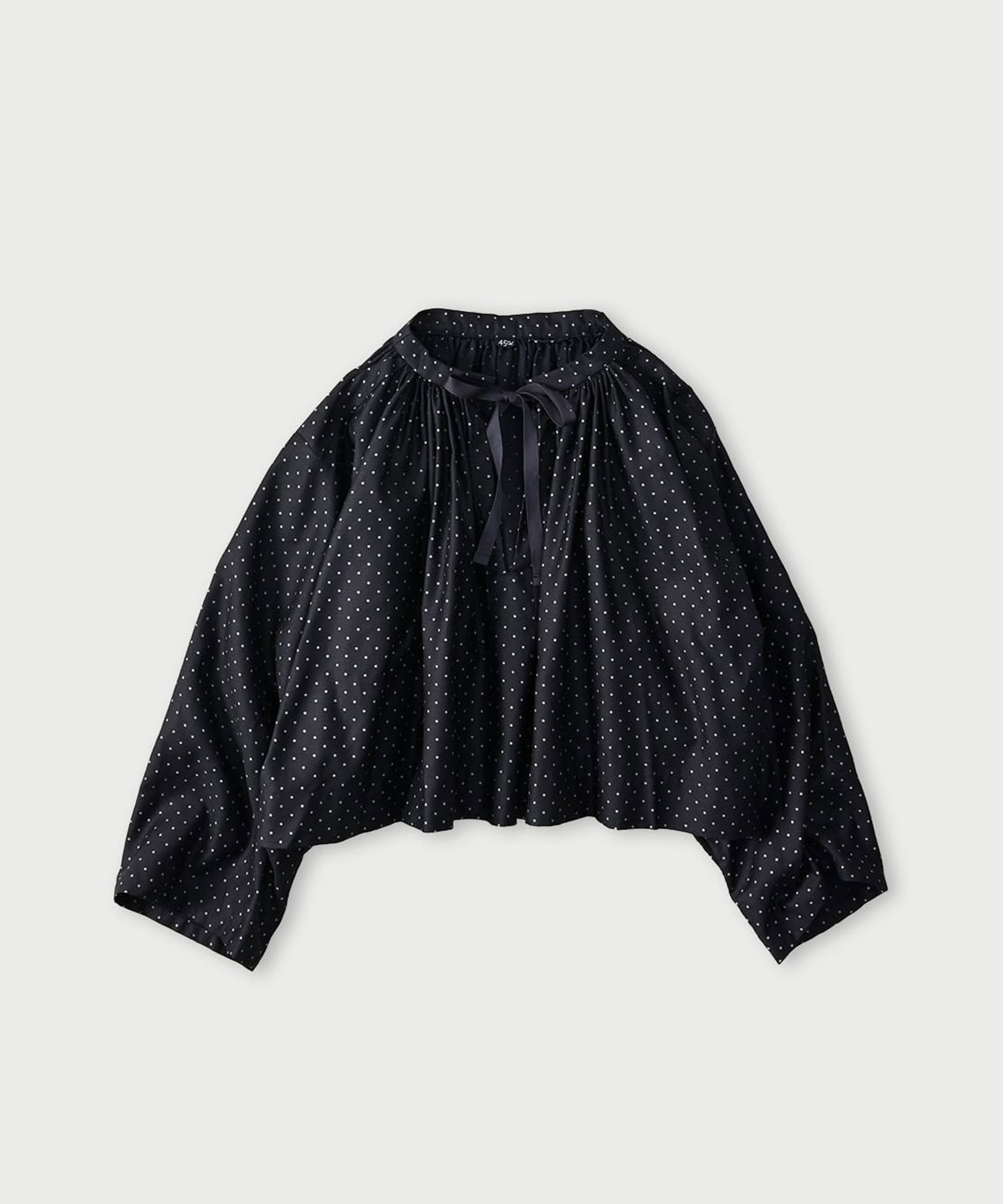 【フォーティファイブ アール/45R】のドットプリントのシュシュスモックブラウス(インディゴ) インテリア・キッズ・メンズ・レディースファッション・服の通販 founy(ファニー) 　ファッション　Fashion　レディースファッション　Fashion for Women　トップス・カットソー　Cut & Sew Tops　シャツ・ブラウス・オフィスカジュアル　Elegant Blouses & Button-Ups　シュシュ&ヘアアクセ/ヘアアレンジ　Scrunchies & Hair Accessories　インディゴ　Indigo Denim　ギャザー　Gathered, Ruffled　サテン　Satin, Glossy Fabric　ドット　Polka Dot, Dot Pattern　プリント　Print, Printed Pattern　手描き　Hand-Drawn, Illustrated　45と藍納戸|ID: prp329100004816652 ipo3291000000034986137