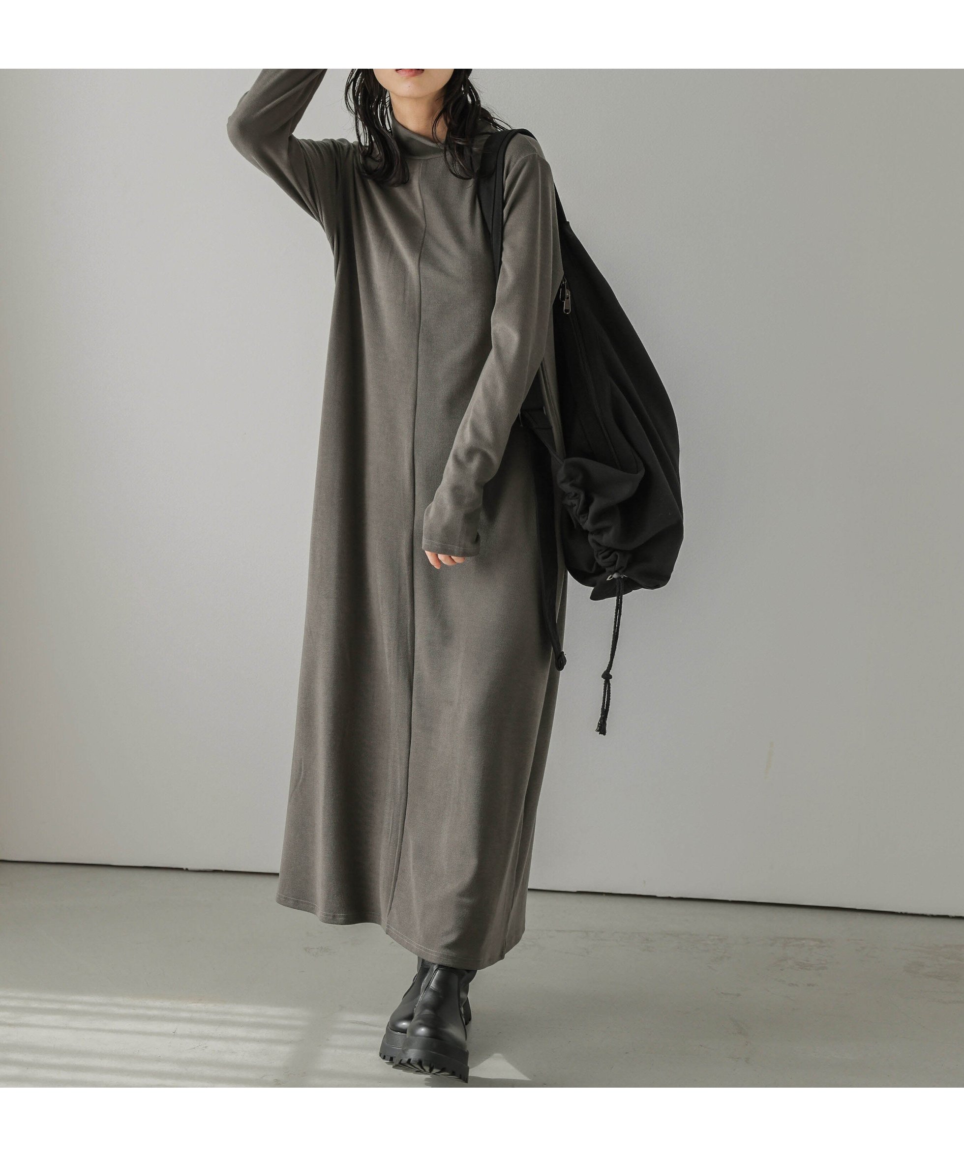 【ラジュール/Lajour】のハイネックニットワンピース インテリア・キッズ・メンズ・レディースファッション・服の通販 founy(ファニー) 　ファッション　Fashion　レディースファッション　Fashion for Women　ワンピース　Dresses　ニットワンピース　Knit Dresses　おすすめ　Recommended / Our Picks　お家時間・ステイホーム　Stay Home / At Home　シンプル　Simple, Minimal　スリット　Slit, Slit Detail　センター　Center, Center Line　ハイネック　High Neck, Mock Neck　リラックス　Relax, Relaxed Fit　ロング　Long, Long-Length　エレガント 上品　Elegant　切替　Switching, Contrast Panel　カーキ|ID: prp329100004816765 ipo3291000000034987132