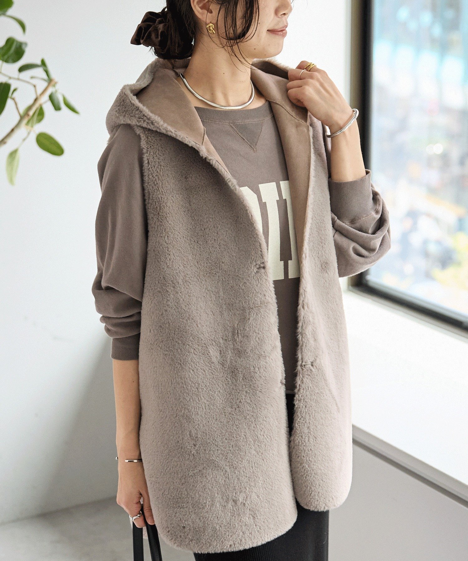 【リヴドロワ/RIVE DROITE】の【シーズンムード高まる】エコファーフードジレ インテリア・キッズ・メンズ・レディースファッション・服の通販 founy(ファニー) 　ファッション　Fashion　レディースファッション　Fashion for Women　アウター　Coat / Outerwear Collection　トップス・カットソー　Cut & Sew Tops　ベスト&ジレ / 重ね着スタイル　Vests & Gilets　スウェット / スエット　Sweatshirt, Sweatwear　なめらか　Smooth, Silky Texture　フェイクファー　Faux Fur, Imitation Fur　ポケット　Pocket, Pocket Detail　ムートン　Shearling, Mouton　リバーシブル　Reversible, Two-Sided　再入荷　Restock / Back in Stock　おすすめ　Recommended / Our Picks　エレガント 上品　Elegant　トープ|ID: prp329100004816768 ipo3291000000034987170