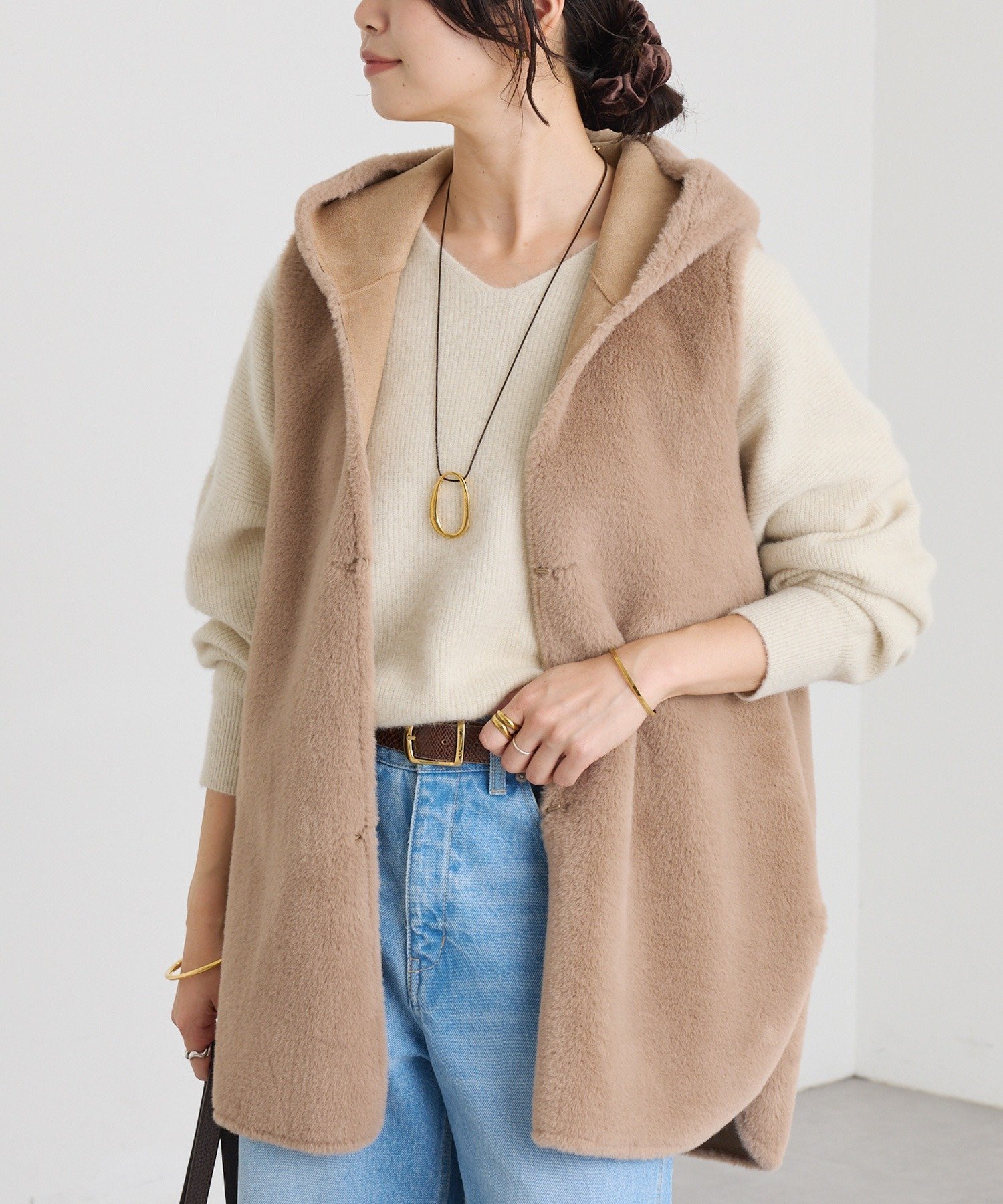 【リヴドロワ/RIVE DROITE】の【シーズンムード高まる】エコファーフードジレ インテリア・キッズ・メンズ・レディースファッション・服の通販 founy(ファニー) 　ファッション　Fashion　レディースファッション　Fashion for Women　アウター　Coat / Outerwear Collection　トップス・カットソー　Cut & Sew Tops　ベスト&ジレ / 重ね着スタイル　Vests & Gilets　スウェット / スエット　Sweatshirt, Sweatwear　なめらか　Smooth, Silky Texture　フェイクファー　Faux Fur, Imitation Fur　ポケット　Pocket, Pocket Detail　ムートン　Shearling, Mouton　リバーシブル　Reversible, Two-Sided　再入荷　Restock / Back in Stock　おすすめ　Recommended / Our Picks　エレガント 上品　Elegant　モカ|ID: prp329100004816768 ipo3291000000034987171