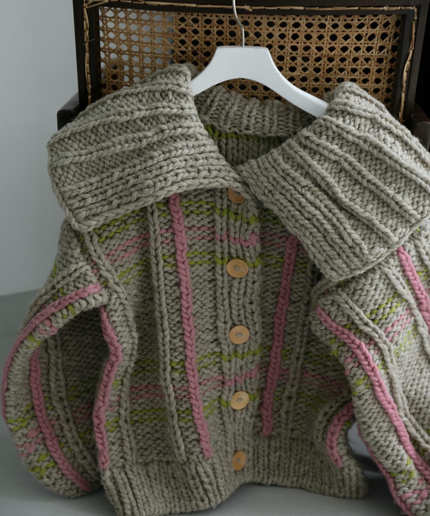 【カトリン トウキョウ/Katrin TOKYO】のhandmade check knit cardigan インテリア・キッズ・メンズ・レディースファッション・服の通販 founy(ファニー) 　ファッション　Fashion　レディースファッション　Fashion for Women　トップス・カットソー　Cut & Sew Tops　ニット　Knit Tops & Sweaters　カーディガン・羽織り　Layered Style Cardigans　イエロー　Yellow　インナー　Innerwear　秋　Autumn　カーディガン　Cardigan, Knitwear　キャミソール　Camisole, Spaghetti Strap Top　今季　This Season, Current Season　スラックス　Slacks, Dress Pants　チェック　Check, Plaid, Tartan　テクスチャー　Texture, Textured Fabric　デニム　Denim, Jeans Material　手編み　Hand-Knitted, Handmade Knit　ハンド　Hand, Handmade　ビッグ　Big, Oversized　ベーシック　Basic, Essential　冬　Winter / This Winter　おすすめ　Recommended / Our Picks　greige|ID: prp329100004816773 ipo3291000000034987240