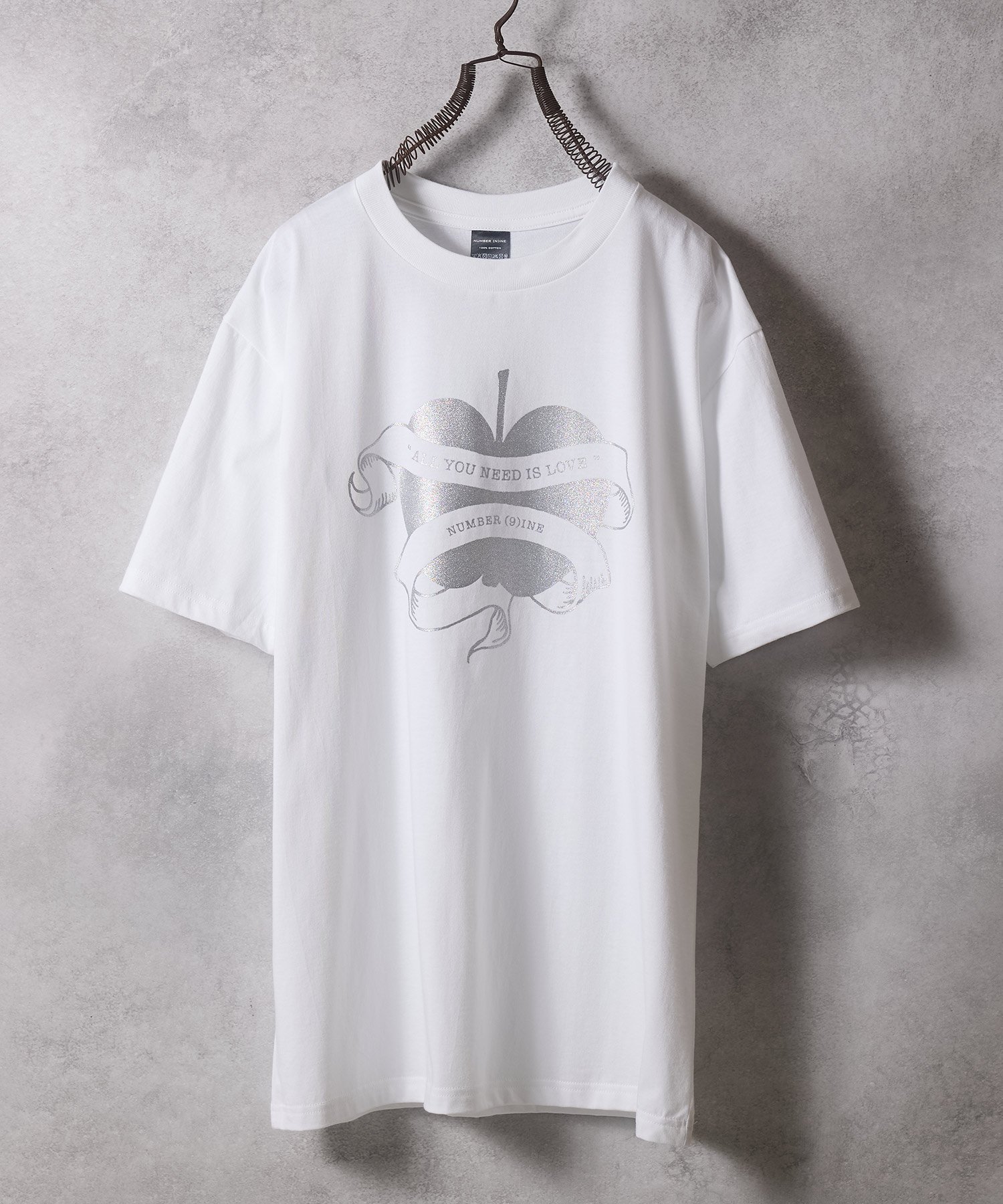 【ナンバー/Number】のNUMBER (9)INE GLITTER PRINTED T-SHIRT インテリア・キッズ・メンズ・レディースファッション・服の通販 founy(ファニー) 　ファッション　Fashion　レディースファッション　Fashion for Women　トップス・カットソー　Cut & Sew Tops　シャツ・ブラウス・オフィスカジュアル　Elegant Blouses & Button-Ups　ロングTシャツ・Tシャツ　Longline T-Shirts & Tees　インナー　Innerwear　グラフィック　Graphic, Graphic Design　サンダル　Sandals, Summer Shoes　ショート　Short, Short Length　シルバー　Silver, Metallic Silver　ジャケット　Jacket, Outerwear　スタイリッシュ　Stylish, Fashionable　スポーツ　Sports, Activewear　スラックス　Slacks, Dress Pants　セットアップ　Set-Up, Coordinated Outfit　デニム　Denim, Jeans Material　定番　Standard, Basic Item　バランス　Balance, Style Balance　パターン　Pattern, Design Print　プリント　Print, Printed Pattern　ベスト　Vest, Waistcoat　ベーシック　Basic, Essential　メタル　Metal, Metal Parts　ワイド　Wide, Wide Fit　夏　Summer　WHITE×SILVER|ID: prp329100004817334 ipo3291000000034993728