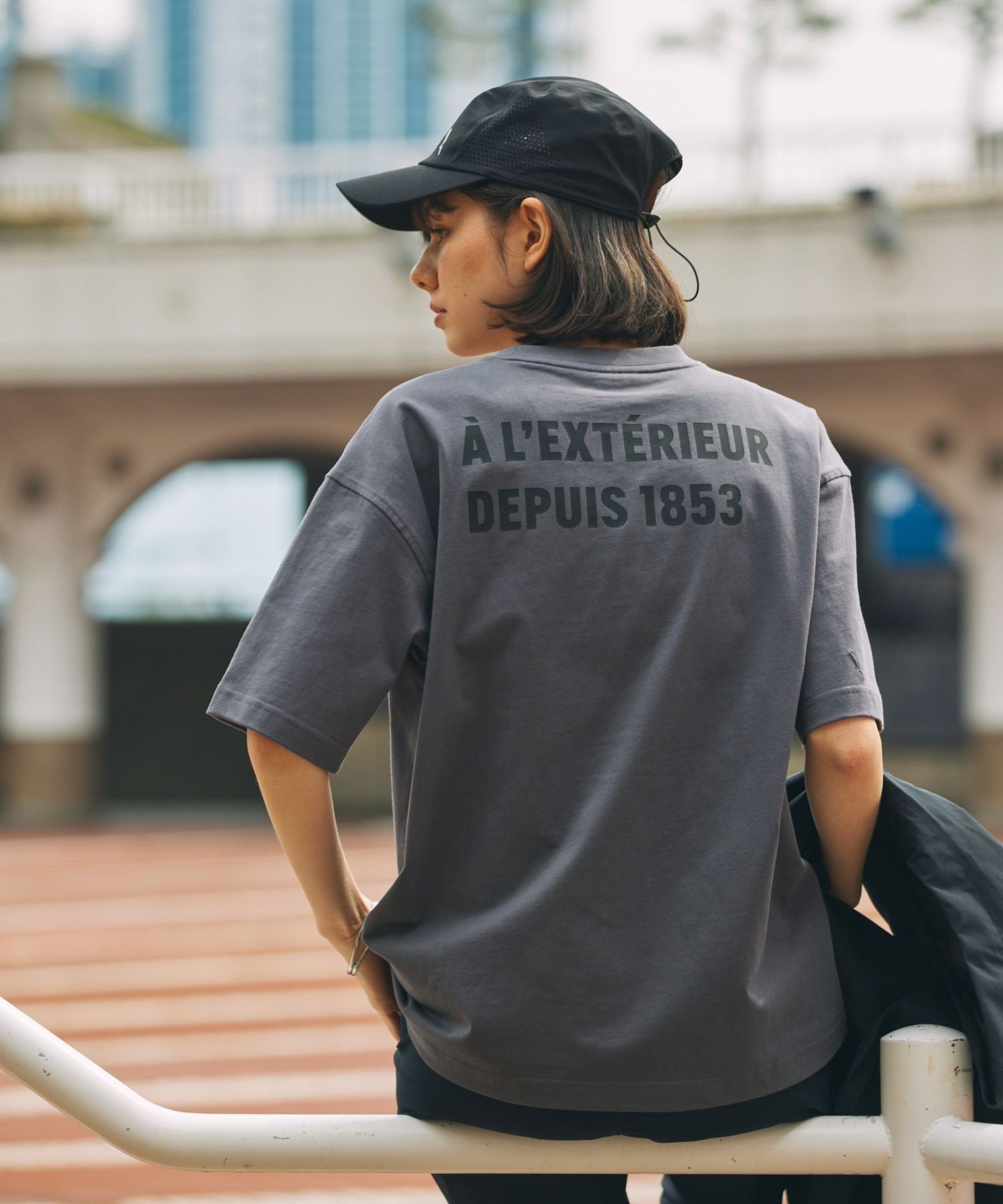 【エーグル/AIGLE】の【EC限定】AIGLE オーバーサイズバックプリントロゴ 半袖Tシャツ インテリア・キッズ・メンズ・レディースファッション・服の通販 founy(ファニー) 　ファッション　Fashion　レディースファッション　Fashion for Women　トップス・カットソー　Cut & Sew Tops　シャツ・ブラウス・オフィスカジュアル　Elegant Blouses & Button-Ups　ロングTシャツ・Tシャツ　Longline T-Shirts & Tees　バッグ　Bags　ショルダー　Shoulder, Shoulder Strap　トレンド　Trend, Trending Now　ドロップ　Drop Shoulder, Dropped Style　プリント　Print, Printed Pattern　半袖　Short Sleeve, Half Sleeve　グレー|ID: prp329100004817416 ipo3291000000034994704