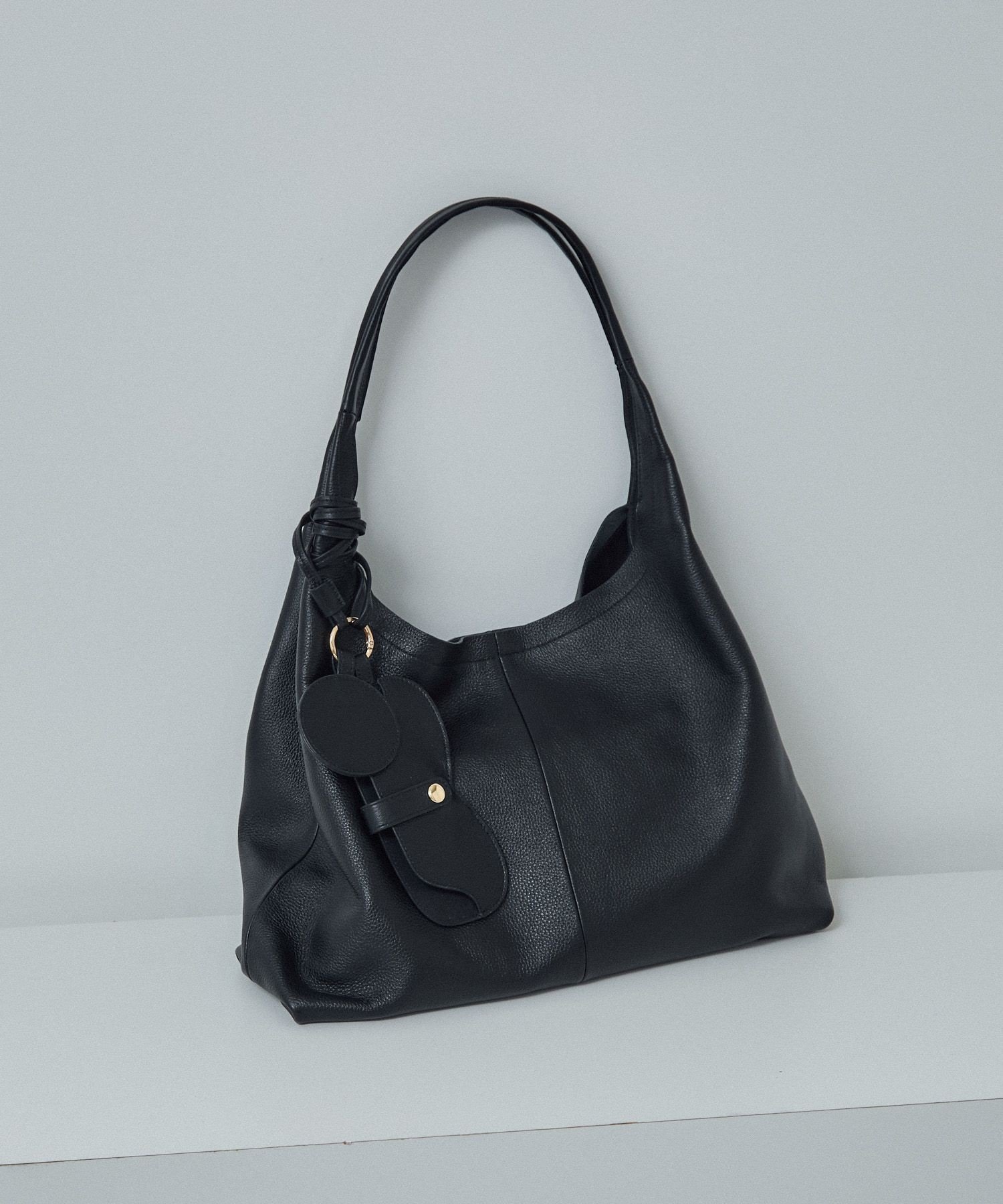 【サロン アダム エ ロペ/SALON adam et rope'】の【WEB限定】【WS(ドゥーブル)】チャーム付きナチュラルレザートート インテリア・キッズ・メンズ・レディースファッション・服の通販 founy(ファニー) 　ファッション　Fashion　レディースファッション　Fashion for Women　バッグ　Bags　アクセサリー　Fashion Accessories　コレクション　Collection, Seasonal Line　サングラス　Sunglasses, Shades　ショルダー　Shoulder, Shoulder Strap　チャーム　Charm, Pendant　フィット　Fit, Slim Fit　ポケット　Pocket, Pocket Detail　リラックス　Relax, Relaxed Fit　エレガント 上品　Elegant　ビジネス 仕事 通勤　Business / Work / Commuting　ブラック(01)|ID: prp329100004817419 ipo3291000000034994726