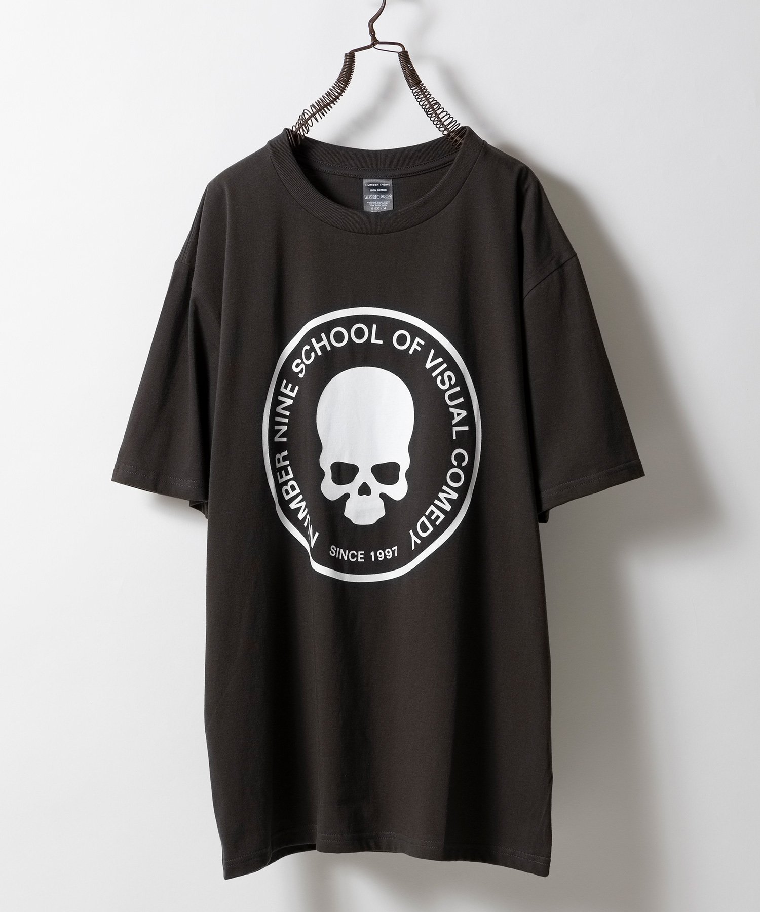 【ナンバー/Number】のSCHOOL OF VISUAL COMEDY_T-SHIRT インテリア・キッズ・メンズ・レディースファッション・服の通販 founy(ファニー) 　ファッション　Fashion　レディースファッション　Fashion for Women　トップス・カットソー　Cut & Sew Tops　シャツ・ブラウス・オフィスカジュアル　Elegant Blouses & Button-Ups　ロングTシャツ・Tシャツ　Longline T-Shirts & Tees　インナー　Innerwear　春　Spring　秋　Autumn　グラフィック　Graphic, Graphic Design　コレクション　Collection, Seasonal Line　スタイリッシュ　Stylish, Fashionable　スラックス　Slacks, Dress Pants　デニム　Denim, Jeans Material　定番　Standard, Basic Item　人気　Popular, Best Seller　バランス　Balance, Style Balance　ワイド　Wide, Wide Fit　S/S・春夏　SS, Spring/Summer, Warm Season　おすすめ　Recommended / Our Picks　夏　Summer　CHARCOAL|ID: prp329100004817451 ipo3291000000034995209