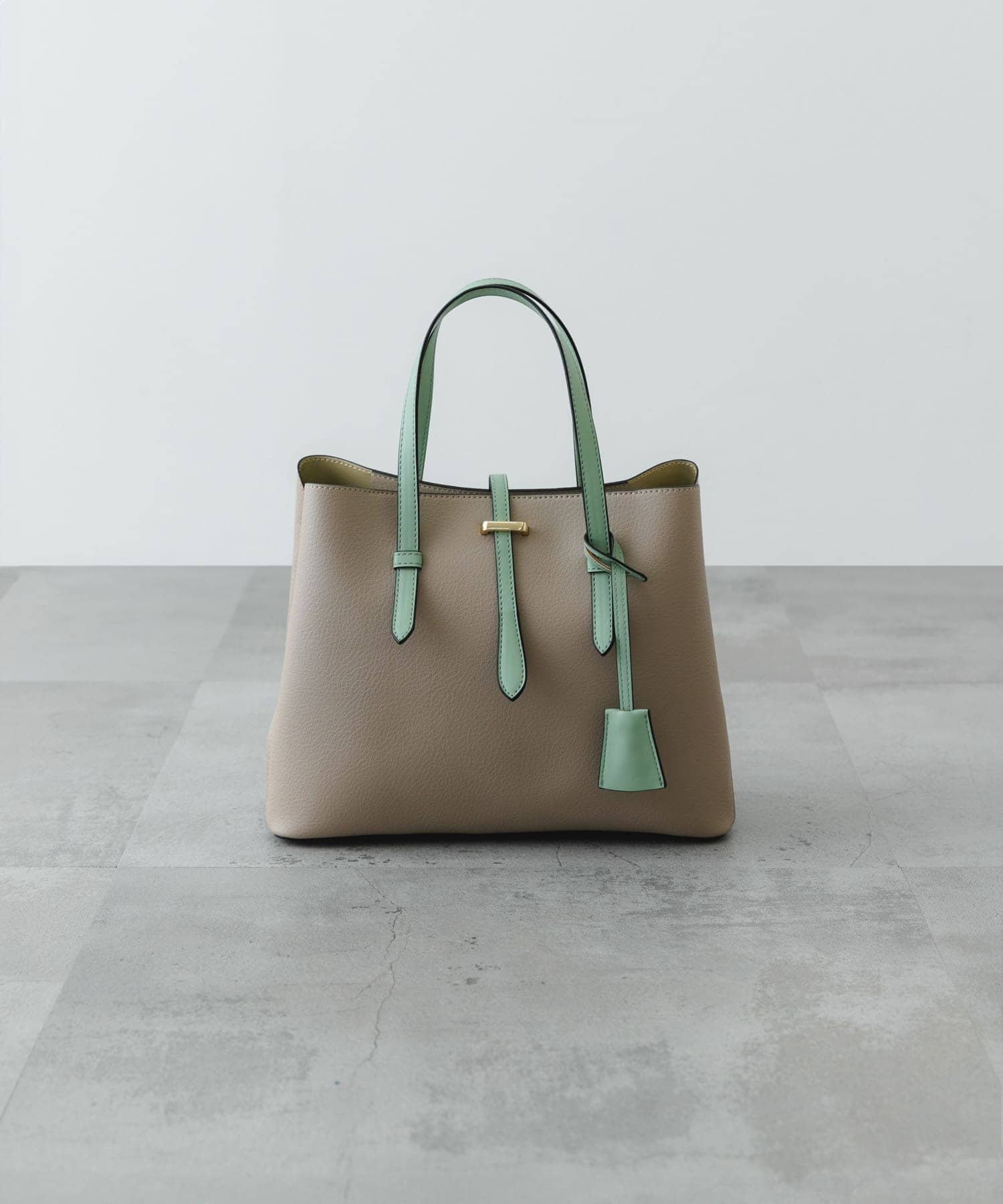 【ロデスコ/RODE SKO / URBAN RESEARCH】のチャーム付ミドルバッグ『Msize』 インテリア・キッズ・メンズ・レディースファッション・服の通販 founy(ファニー) 　ファッション　Fashion　レディースファッション　Fashion for Women　ジャケット　Jacket, Outerwear　チャーム　Charm, Pendant　デニム　Denim, Jeans Material　ポケット　Pocket, Pocket Detail　マニッシュ　Mannish, Boyish　ミドル　Middle Length, Mid Height　A/W・秋冬　Autumn/Winter　冬　Winter / This Winter　おすすめ　Recommended / Our Picks　エレガント 上品　Elegant　セレモニー　Ceremony　ビジネス 仕事 通勤　Business / Work / Commuting　2025年　2025　2025-2026秋冬・A/W　Autumn/Winter 2025–26 AW25–26　MINT|ID: prp329100004817501 ipo3291000000034995979