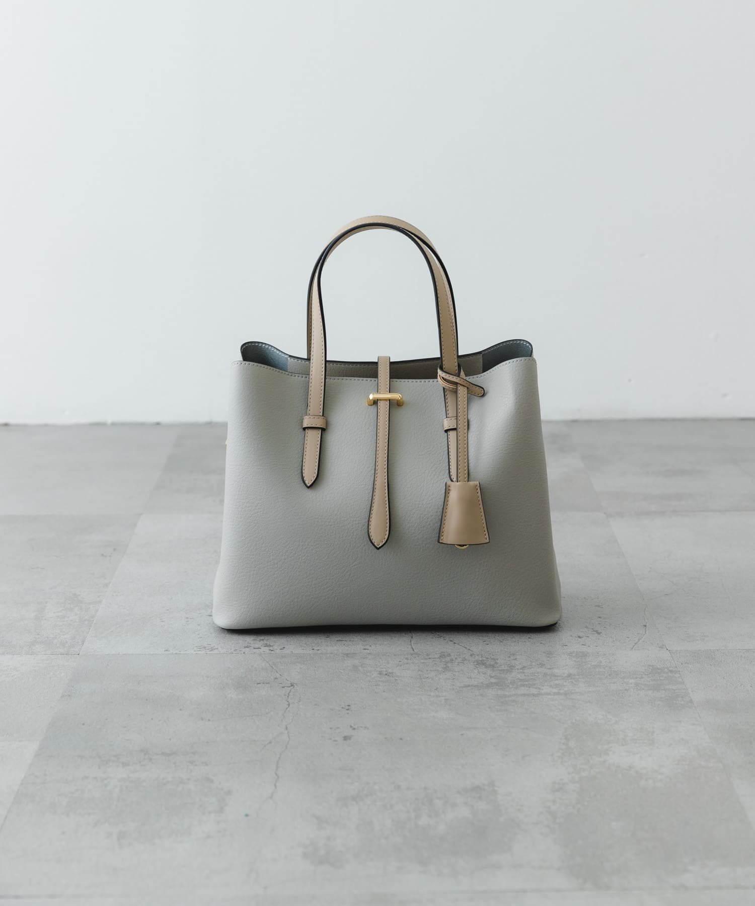 【ロデスコ/RODE SKO / URBAN RESEARCH】のチャーム付ミドルバッグ『Msize』 インテリア・キッズ・メンズ・レディースファッション・服の通販 founy(ファニー) 　ファッション　Fashion　レディースファッション　Fashion for Women　ジャケット　Jacket, Outerwear　チャーム　Charm, Pendant　デニム　Denim, Jeans Material　ポケット　Pocket, Pocket Detail　マニッシュ　Mannish, Boyish　ミドル　Middle Length, Mid Height　A/W・秋冬　Autumn/Winter　冬　Winter / This Winter　おすすめ　Recommended / Our Picks　エレガント 上品　Elegant　セレモニー　Ceremony　ビジネス 仕事 通勤　Business / Work / Commuting　2025年　2025　2025-2026秋冬・A/W　Autumn/Winter 2025–26 AW25–26　GRAY|ID: prp329100004817501 ipo3291000000034995983