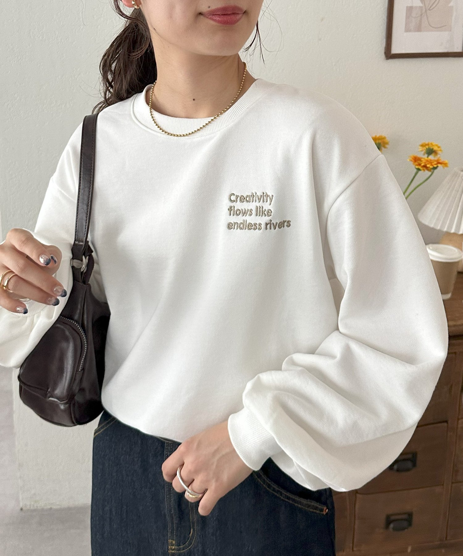 【ディスコート/Discoat】の【WEB限定】3段ロゴ刺繍ショートスウェット インテリア・キッズ・メンズ・レディースファッション・服の通販 founy(ファニー) 　ファッション　Fashion　レディースファッション　Fashion for Women　トップス・カットソー　Cut & Sew Tops　レディースパーカー・カジュアルフーディー　Casual Hoodies & Sweatshirts　スウェット・クルーネックトップス　Sweatshirts & Crewnecks / Relaxed Fit Sweat Tops　ホワイト|ID: prp329100004817528 ipo3291000000034996313