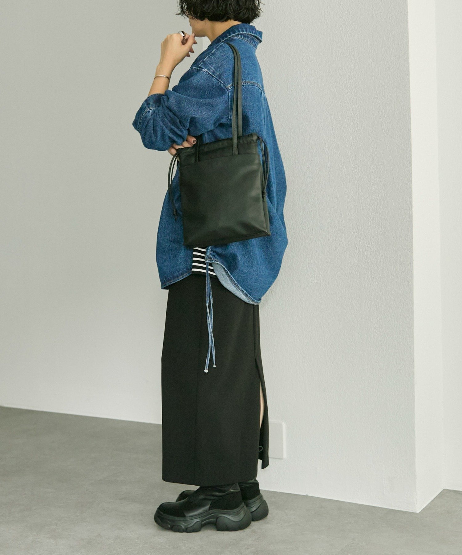 【イア パピヨネ/ear PAPILLONNER】の《本革》シンプル巾着トートバッグS インテリア・キッズ・メンズ・レディースファッション・服の通販 founy(ファニー) 　ファッション　Fashion　レディースファッション　Fashion for Women　バッグ　Bags　おすすめ　Recommended / Our Picks　シンプル　Simple, Minimal　スタイリッシュ　Stylish, Fashionable　パターン　Pattern, Design Print　フォルム　Silhouette, Form　ポケット　Pocket, Pocket Detail　マグネット　Magnet, Magnetic Closure　巾着　Drawstring Bag, Kinchaku　ブラック|ID: prp329100004817530 ipo3291000000034996341