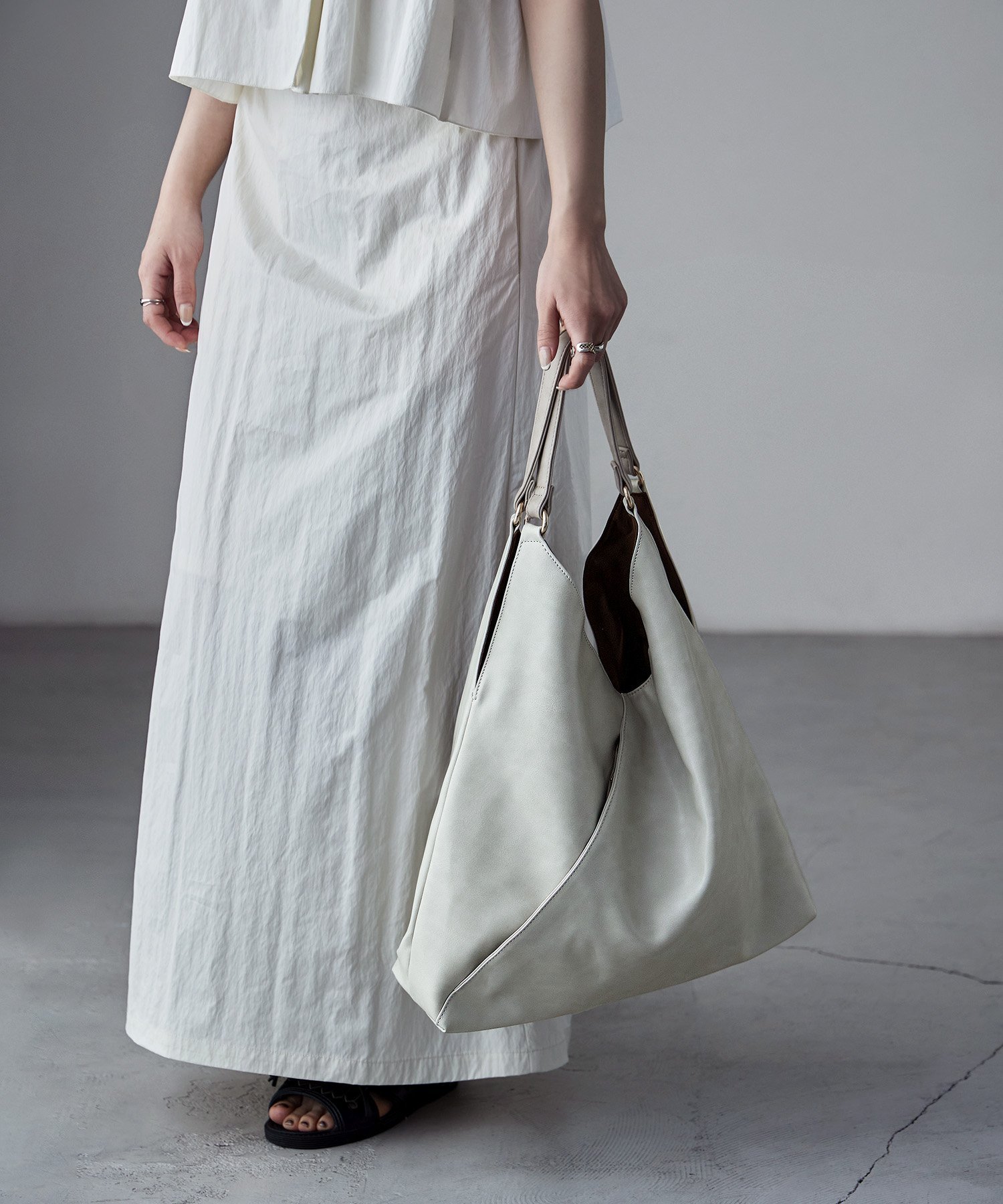 【ビーフラット/bflat】のトライアングルフェイクレザートートバッグ インテリア・キッズ・メンズ・レディースファッション・服の通販 founy(ファニー) 　ファッション　Fashion　レディースファッション　Fashion for Women　バッグ　Bags　スタイリッシュ　Stylish, Fashionable　財布　Wallet, Purse　トライアングル　Triangle, Triangular Shape　トレンド　Trend, Trending Now　なめらか　Smooth, Silky Texture　ポケット　Pocket, Pocket Detail　ポーチ　Pouch, Small Case　マグネット　Magnet, Magnetic Closure　グレー|ID: prp329100004817534 ipo3291000000034996364