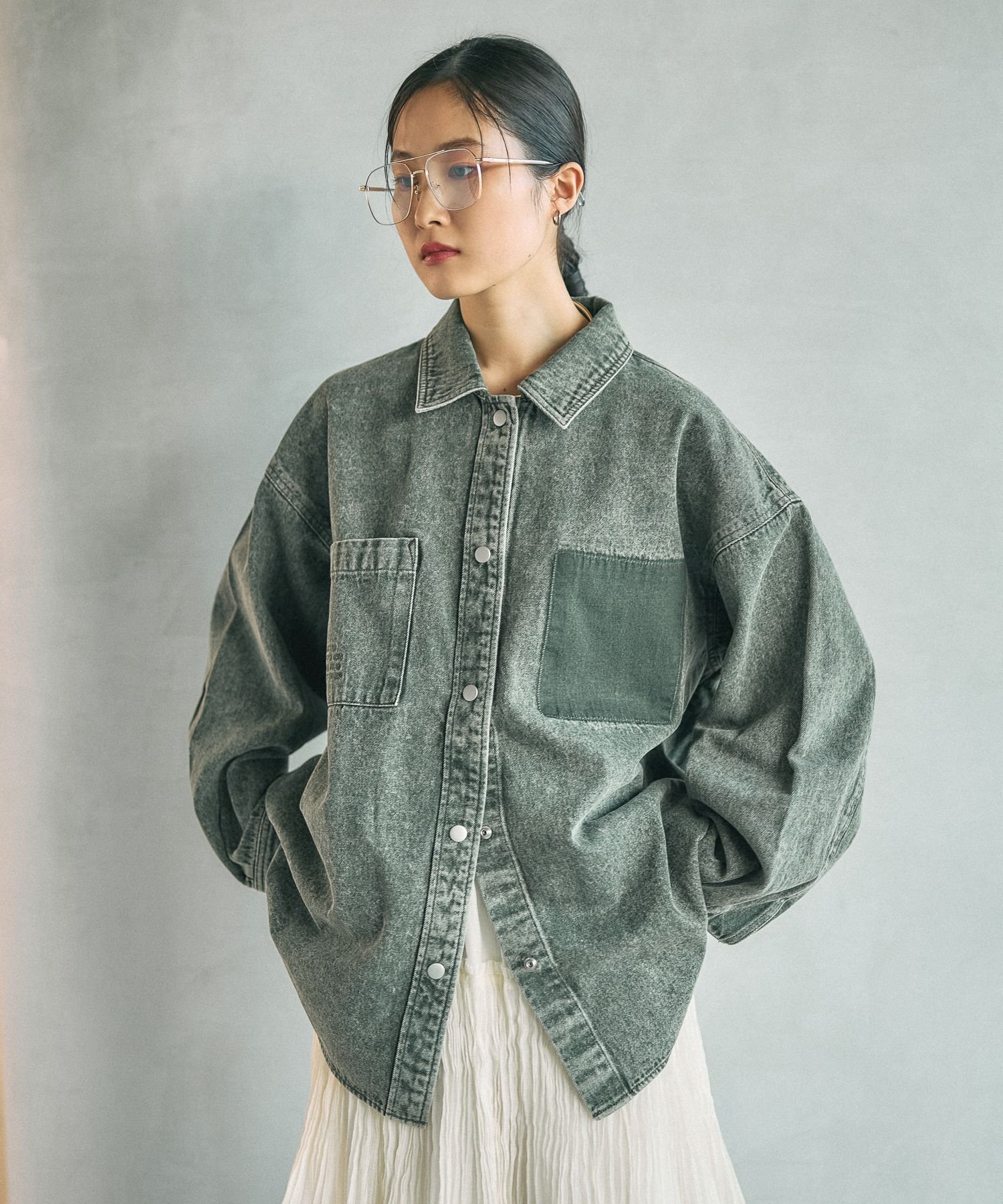 【レプシィム ローリーズファーム/LEPSIM LOWRYS FARM】の刺繍BIGデニムシャツ インテリア・キッズ・メンズ・レディースファッション・服の通販 founy(ファニー) 　ファッション　Fashion　レディースファッション　Fashion for Women　トップス・カットソー　Cut & Sew Tops　シャツ・ブラウス・オフィスカジュアル　Elegant Blouses & Button-Ups　おすすめ　Recommended / Our Picks　デニム　Denim, Jeans Material　定番　Standard, Basic Item　春　Spring　ケミカルダークカーキ72|ID: prp329100004817782 ipo3291000000036266785