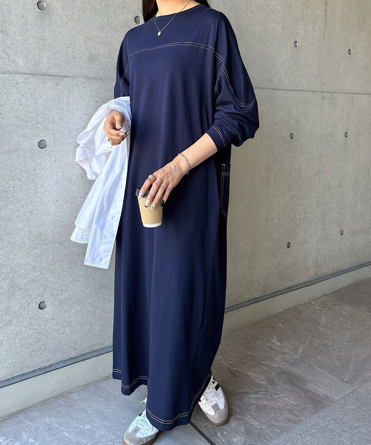 【アンドミー/andme】の配色ステッチ オーバーサイズ 長袖 Tシャツ ワンピース インテリア・キッズ・メンズ・レディースファッション・服の通販 founy(ファニー) 　ファッション　Fashion　レディースファッション　Fashion for Women　ワンピース　Dresses　シャツワンピース / 1枚で着映えコーデ　Shirt Dresses　スリット　Slit, Slit Detail　ポケット　Pocket, Pocket Detail　切替　Switching, Contrast Panel　楽ちん　Easy Fit, Comfortable　長袖　Long Sleeve, Full Sleeve　ネイビー|ID: prp329100004817822 ipo3291000000035000352