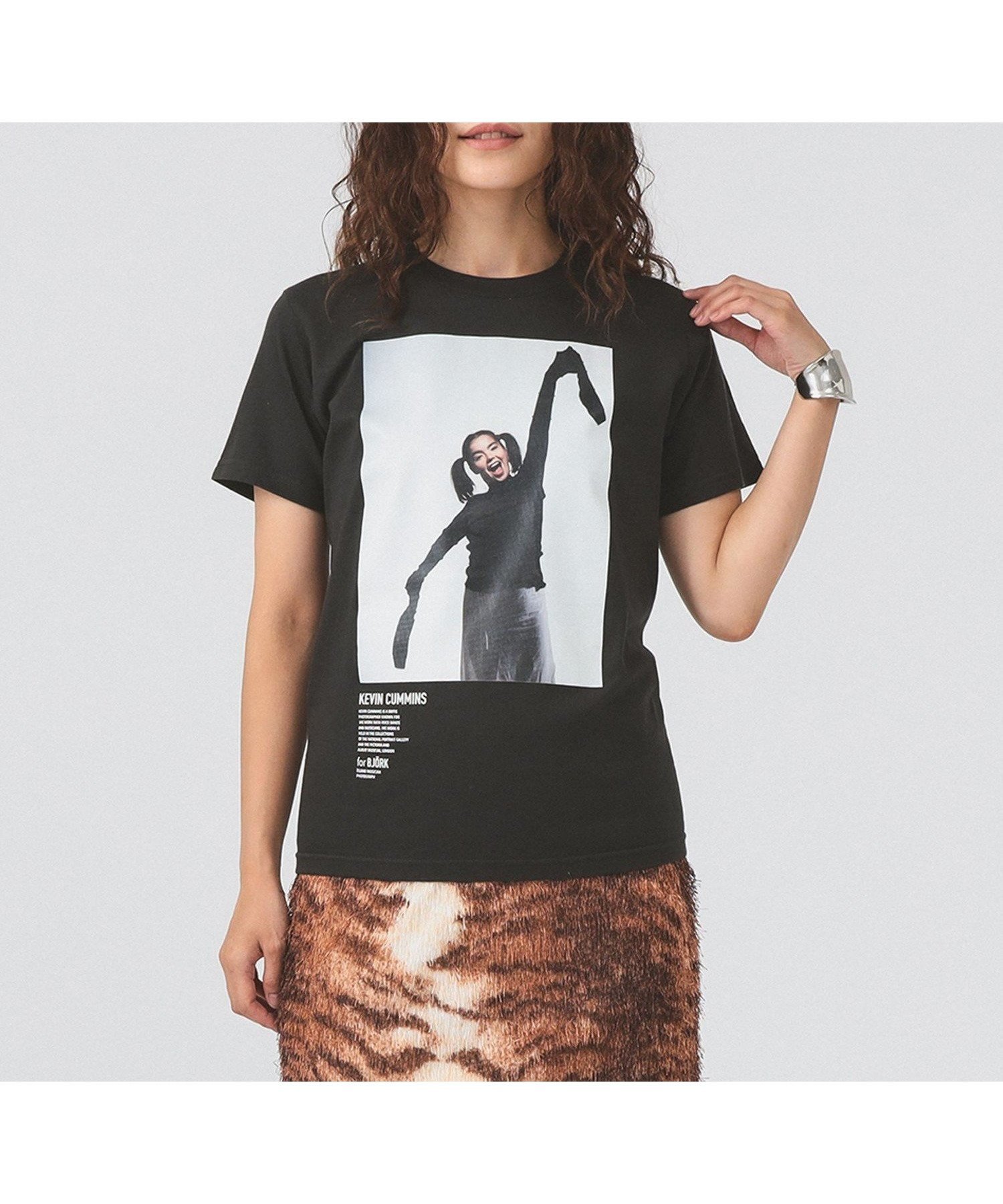 【ビームス ウイメン/BEAMS】の【別注】Kevin Cummins / 「Bjork」Photo T2 インテリア・キッズ・メンズ・レディースファッション・服の通販 founy(ファニー) 　ファッション　Fashion　レディースファッション　Fashion for Women　フィット　Fit, Slim Fit　別注　Limited Edition, Custom Order　BLACK|ID: prp329100004818347 ipo3291000000035006397