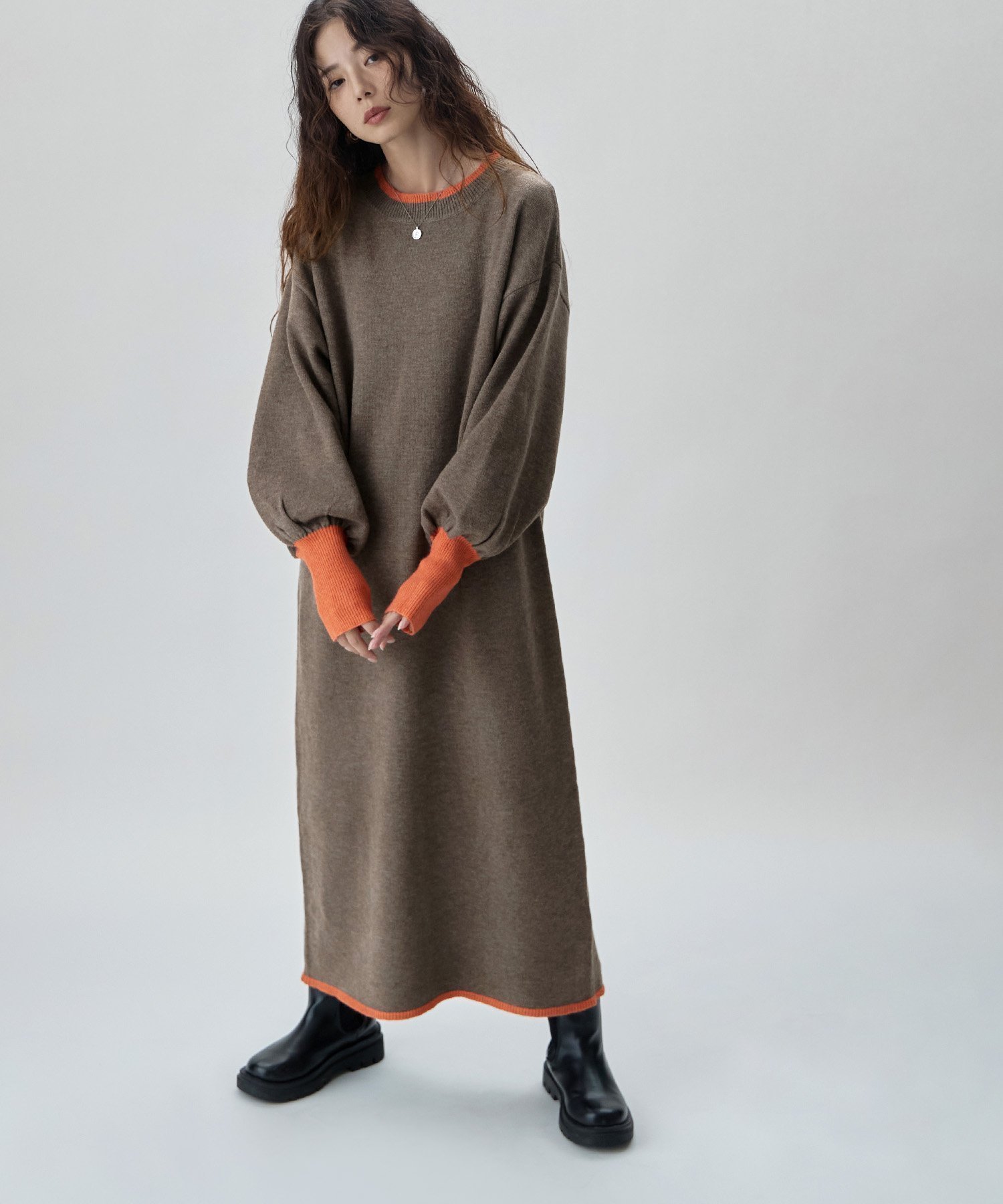 【ビーフラット/bflat】のバイカラーロングニットワンピース インテリア・キッズ・メンズ・レディースファッション・服の通販 founy(ファニー) 　ファッション　Fashion　レディースファッション　Fashion for Women　ワンピース　Dresses　ニットワンピース　Knit Dresses　アクセサリー　Fashion Accessories　ストレート　Straight, Straight Cut　スリーブ　Sleeve, Long Sleeve / Short Sleeve　トレンド　Trend, Trending Now　エレガント 上品　Elegant　モカ|ID: prp329100004818356 ipo3291000000035006470