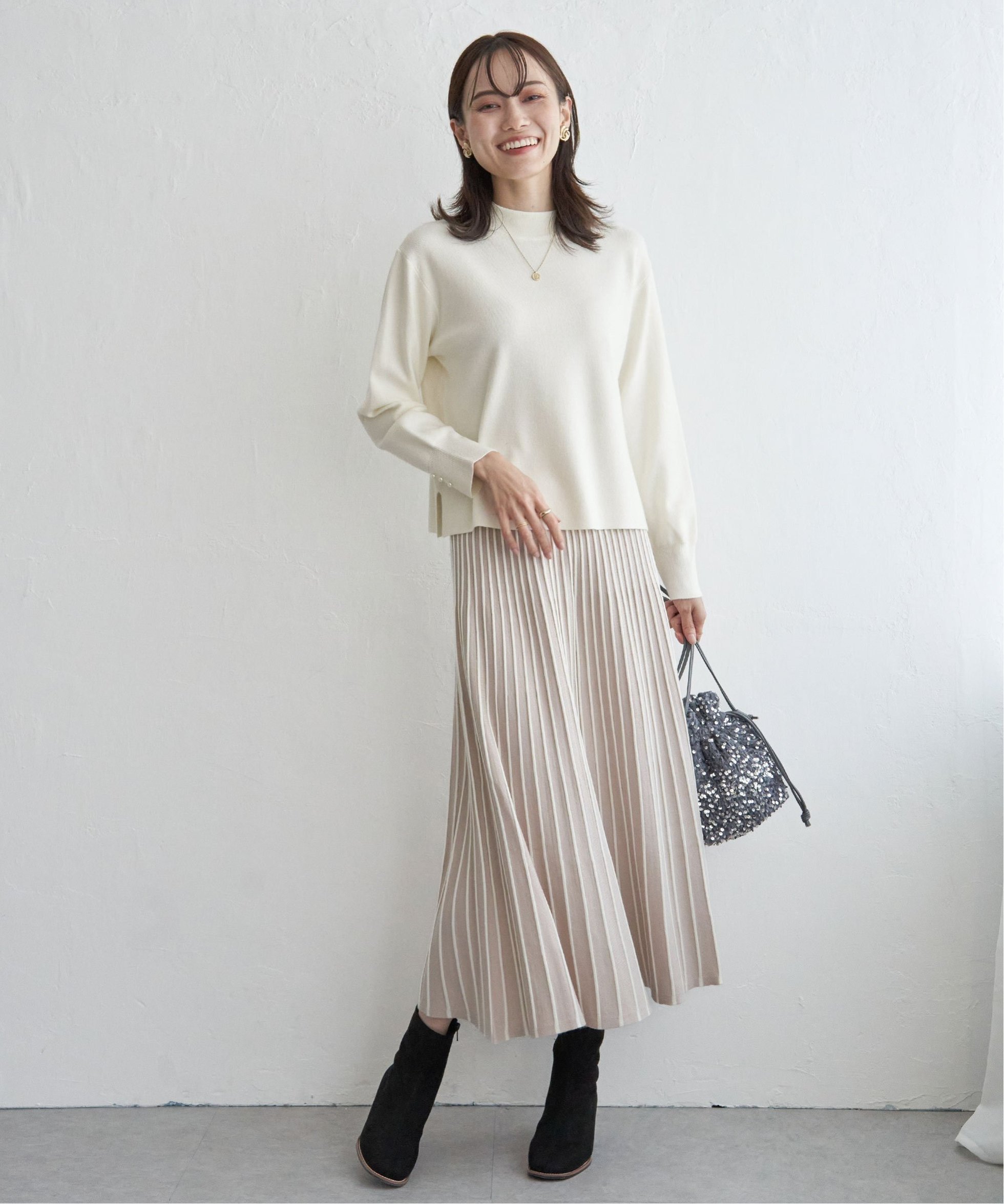 【イッカ/ikka】の配色ニットアップ インテリア・キッズ・メンズ・レディースファッション・服の通販 founy(ファニー) 　ファッション　Fashion　レディースファッション　Fashion for Women　トップス・カットソー　Cut & Sew Tops　ニット　Knit Tops & Sweaters　なめらか　Smooth, Silky Texture　スリット　Slit, Slit Detail　セットアップ　Set-Up, Coordinated Outfit　パール　Pearl, Pearl Accent　フレア　Flare, Flared　プリーツ　Pleats, Pleated　モックネック　Mock Neck, Short Turtleneck　エレガント 上品　Elegant　ベージュ|ID: prp329100004818358 ipo3291000000035006489