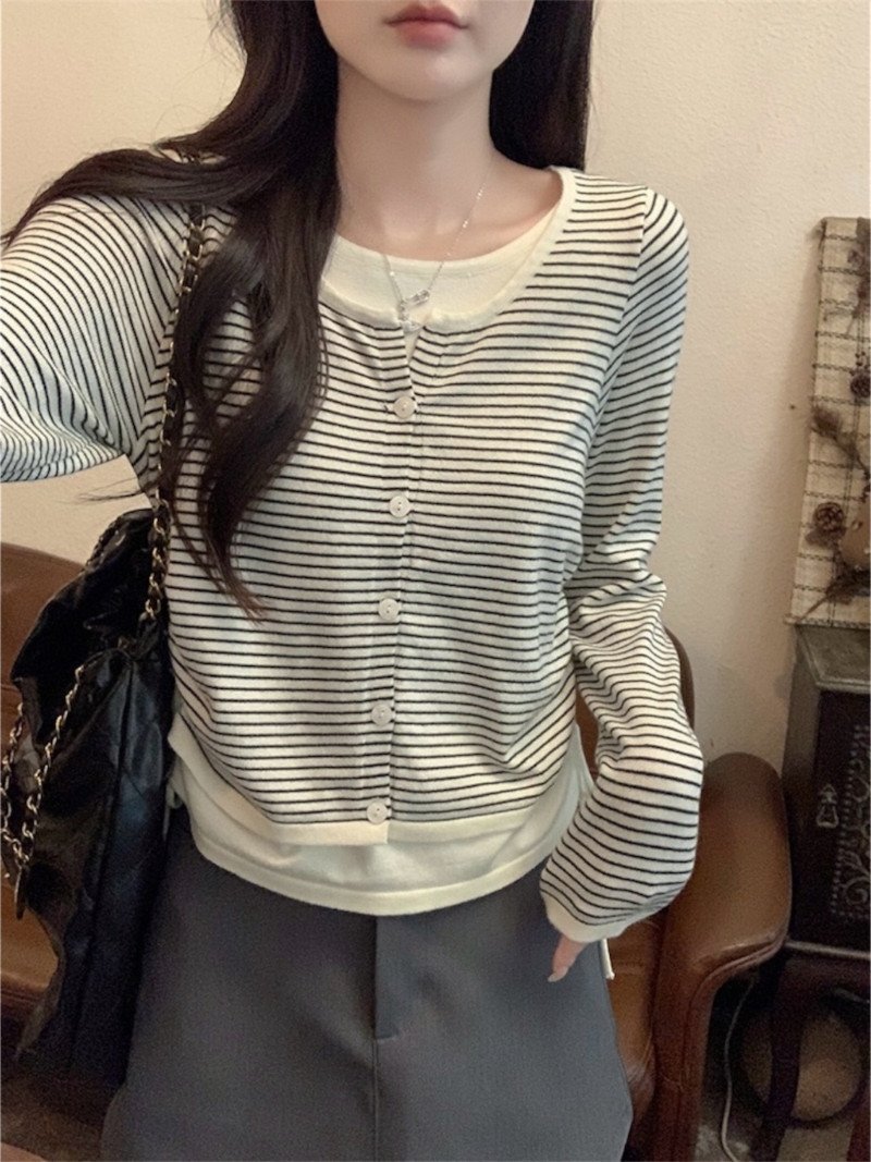 【ディアベル/DIAVEL】の【秋冬新作】レイヤード風ラウンドヘムトップス インテリア・キッズ・メンズ・レディースファッション・服の通販 founy(ファニー) 　ファッション　Fashion　レディースファッション　Fashion for Women　トップス・カットソー　Cut & Sew Tops　インナー　Innerwear　カーディガン　Cardigan, Knitwear　クロップド　Cropped, Short Length　コンパクト　Compact, Small Size　ショート　Short, Short Length　スタイリッシュ　Stylish, Fashionable　スニーカー　Sneakers, Trainers　タイトスカート　Pencil Skirt, Tight Skirt　デニム　Denim, Jeans Material　トレンド　Trend, Trending Now　ドローストリング　Drawstring, Pull Cord　バランス　Balance, Style Balance　プリーツ　Pleats, Pleated　ボーダー　Border, Stripe　無地　Plain, Solid Color　ロング　Long, Long-Length　A/W・秋冬　Autumn/Winter　再入荷　Restock / Back in Stock　おすすめ　Recommended / Our Picks　エレガント 上品　Elegant　ホワイト1|ID: prp329100004818429 ipo3291000000035007434