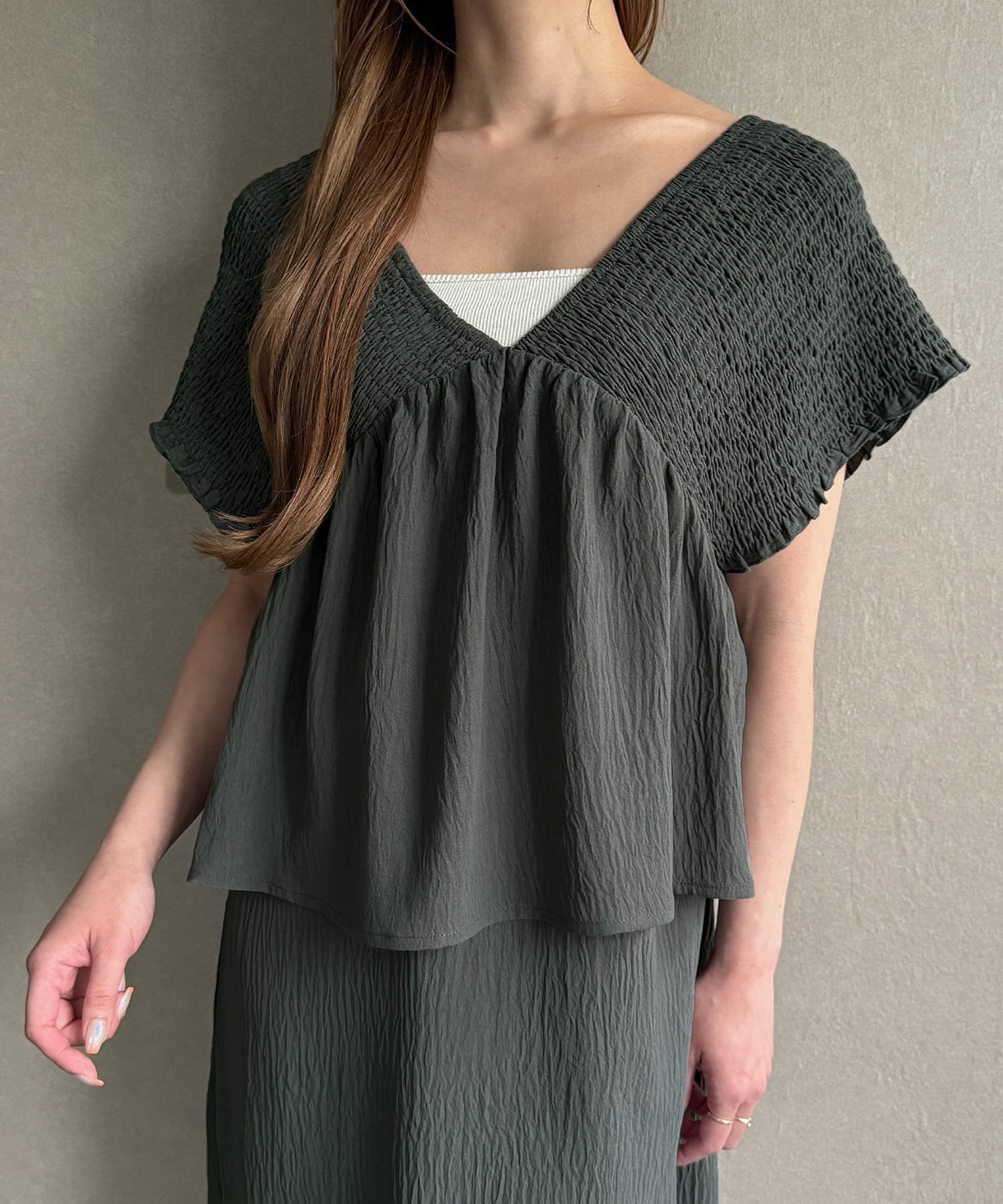 【ジュノア/JUNOAH】のギャザースリーブレイヤード風ワンピース インテリア・キッズ・メンズ・レディースファッション・服の通販 founy(ファニー) 　ファッション　Fashion　レディースファッション　Fashion for Women　ワンピース　Dresses　チャコール|ID: prp329100004818474 ipo3291000000035007687