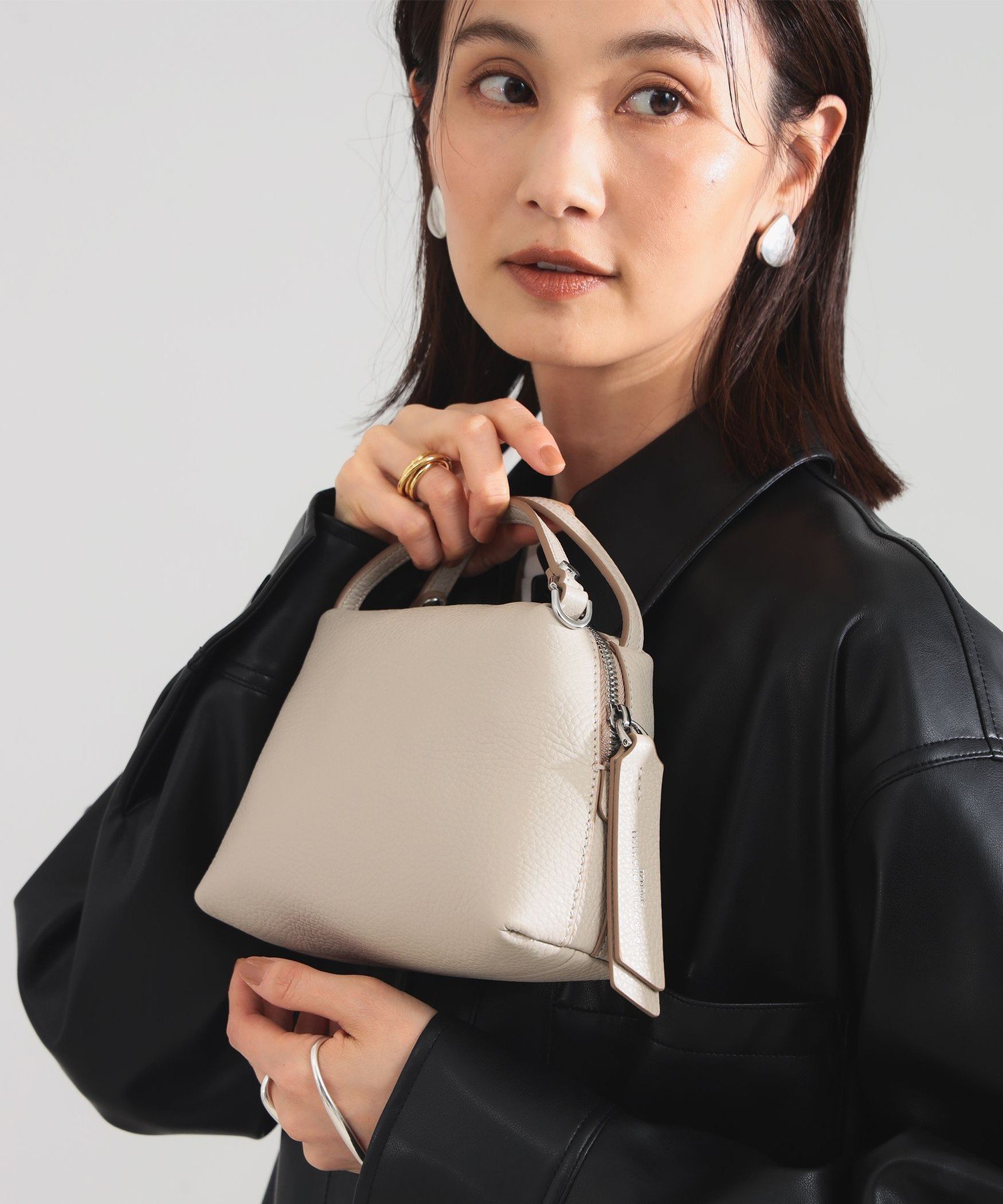 【デミルクス ビームス/Demi-Luxe BEAMS】のGIANNI CHIARINI / ALIFA レザーショルダーバッグ S インテリア・キッズ・メンズ・レディースファッション・服の通販 founy(ファニー) 　ファッション　Fashion　レディースファッション　Fashion for Women　クラシック　Classic, Timeless Style　コレクション　Collection, Seasonal Line　シンプル　Simple, Minimal　定番　Standard, Basic Item　人気　Popular, Best Seller　フォルム　Silhouette, Form　ポケット　Pocket, Pocket Detail　モダン　Modern, Contemporary　エレガント 上品　Elegant　LAMB|ID: prp329100004818501 ipo3291000000035008004