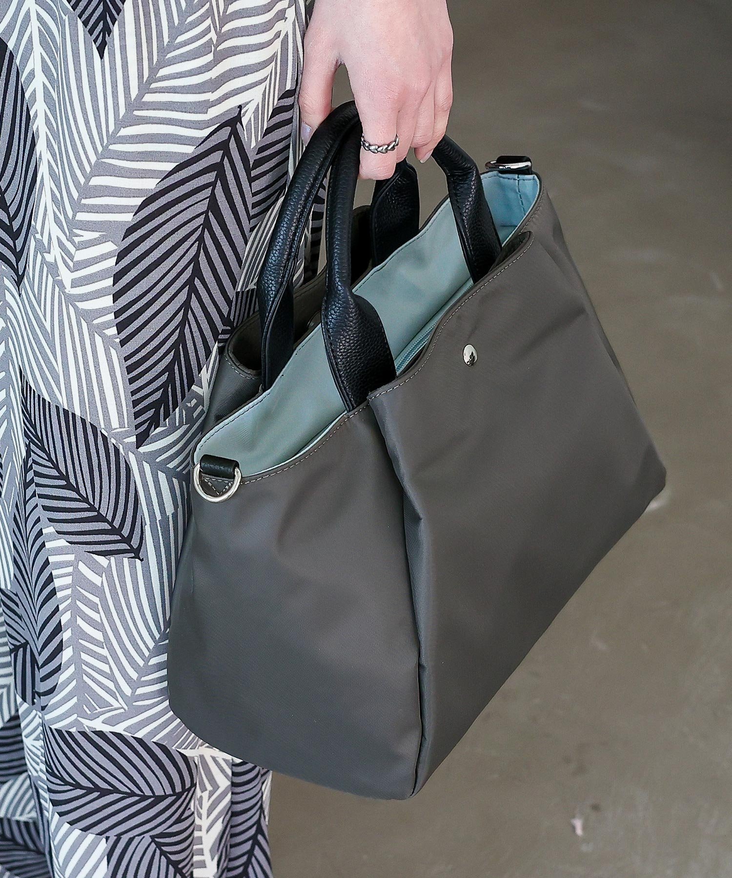 【ヴィータフェリーチェ/VitaFelice】のツートーン2wayトートバッグ インテリア・キッズ・メンズ・レディースファッション・服の通販 founy(ファニー) 　ファッション　Fashion　レディースファッション　Fashion for Women　バッグ　Bags　ショルダー　Shoulder, Shoulder Strap　シンプル　Simple, Minimal　チャコール|ID: prp329100004818593 ipo3291000000035008668