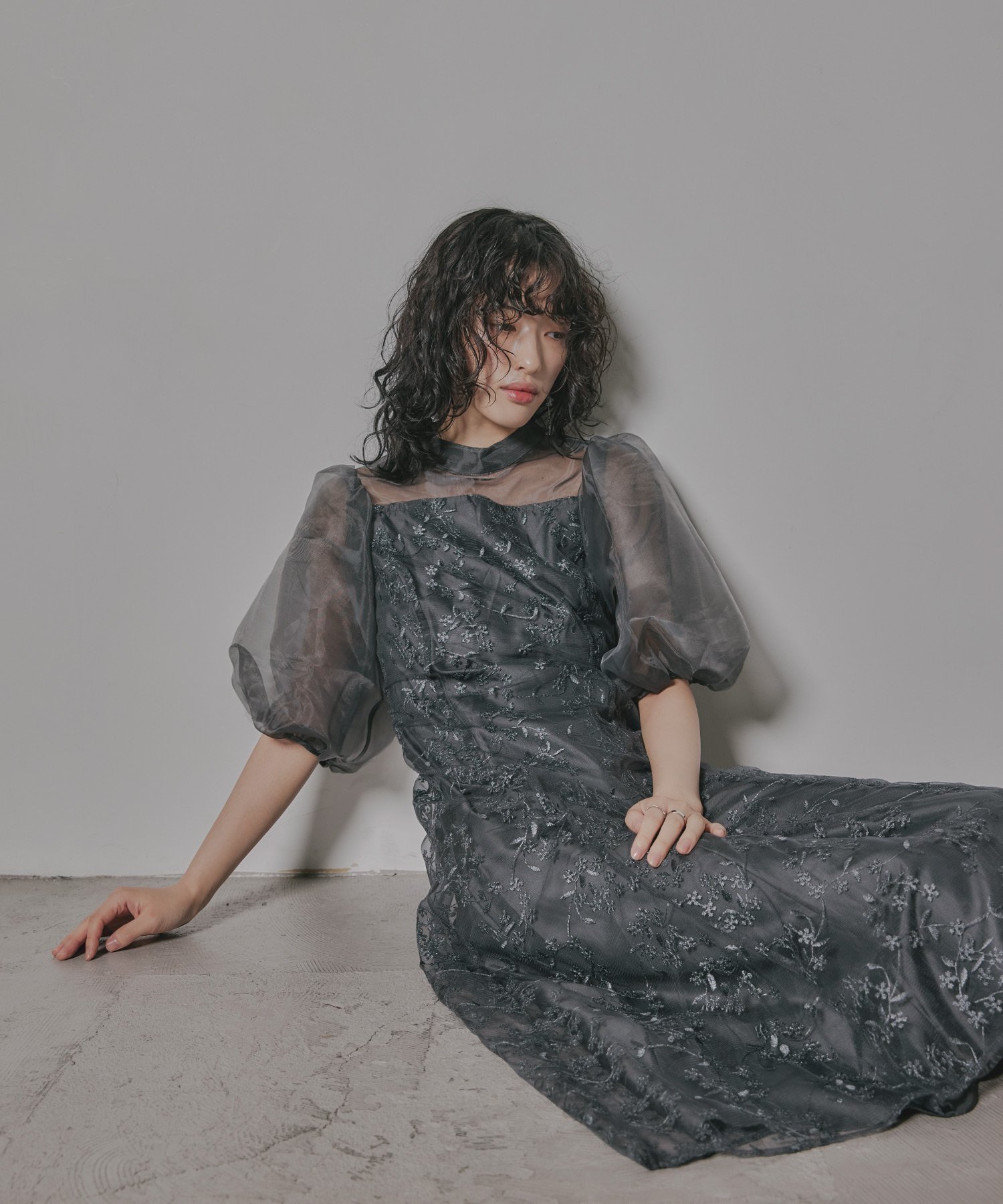 【ビーフラット/bflat】の【低身長用サイズあり】オーガンジーパフスリーブ刺繍レースドレス インテリア・キッズ・メンズ・レディースファッション・服の通販 founy(ファニー) 　ファッション　Fashion　レディースファッション　Fashion for Women　ワンピース　Dresses　フォーマル・パーティードレス・結婚式用ドレス　Elegant & Casual Dresses　イエロー　Yellow　オーガンジー　Organza Fabric　スリーブ　Sleeve, Long Sleeve / Short Sleeve　デコルテ　Décolleté, Neckline　ドレス　Dress, One-Piece　リボン　Ribbon, Bow　レース　Lace, Lace Fabric　おすすめ　Recommended / Our Picks　エレガント 上品　Elegant　結婚式　Wedding　披露宴　Wedding Reception　二次会　After Party　ダークグレー|ID: prp329100004818646 ipo3291000000035009113