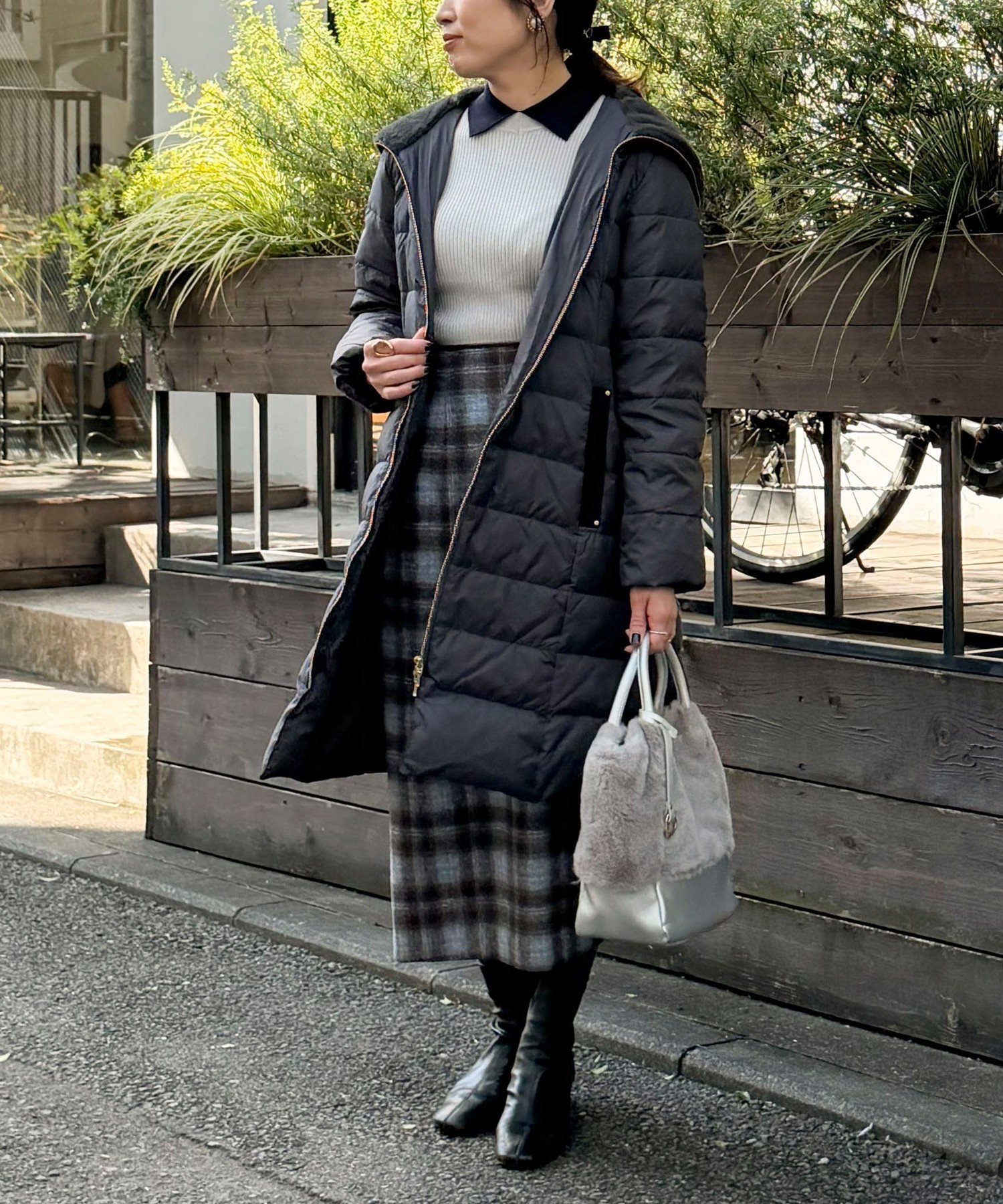 【ノーリーズ/NOLLEY'S】の《撥水》高密度タフタ×フェイクファーロングコート インテリア・キッズ・メンズ・レディースファッション・服の通販 founy(ファニー) 　ファッション　Fashion　レディースファッション　Fashion for Women　アウター　Coat / Outerwear Collection　コート・ロングコート・ピーコート　Long Coats, Peacoats & More　タフタ　Taffeta, Structured Fabric　ダウン　Down, Puffer　チェック　Check, Plaid, Tartan　定番　Standard, Basic Item　ポケット　Pocket, Pocket Detail　防寒　Cold Protection, Winter-Ready　ロング　Long, Long-Length　冬　Winter / This Winter　おすすめ　Recommended / Our Picks　エレガント 上品　Elegant　2025年　2025　2025-2026秋冬・A/W　Autumn/Winter 2025–26 AW25–26　チャコールグレー|ID: prp329100004818792 ipo3291000000035010406