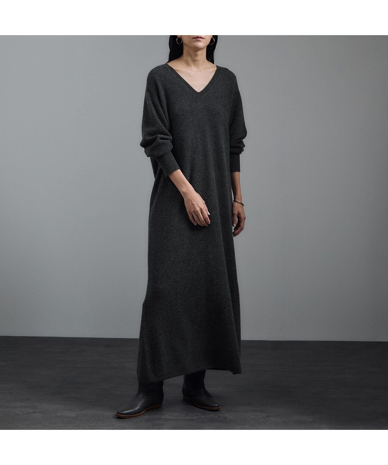 【サロン アダム エ ロペ/SALON adam et rope'】のカシミヤニットVネックワンピース インテリア・キッズ・メンズ・レディースファッション・服の通販 founy(ファニー) 　ファッション　Fashion　レディースファッション　Fashion for Women　ワンピース　Dresses　キャップ　Cap, Baseball Cap　シンプル　Simple, Minimal　ストール　Stole, Wrap　スニーカー　Sneakers, Trainers　スリム　Slim, Slim Fit　チュニック　Tunic, Long Top　人気　Popular, Best Seller　ポケット　Pocket, Pocket Detail　ワイド　Wide, Wide Fit　おすすめ　Recommended / Our Picks　エレガント 上品　Elegant　チャコール(06)|ID: prp329100004818941 ipo3291000000035011683