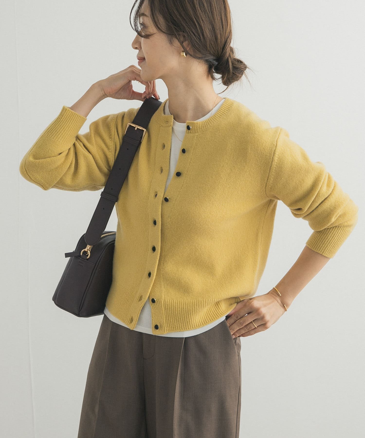 【アーバンリサーチ ドアーズ/URBAN RESEARCH DOORS】のウールサテン釦コンパクトカーディガン インテリア・キッズ・メンズ・レディースファッション・服の通販 founy(ファニー) 　ファッション　Fashion　レディースファッション　Fashion for Women　トップス・カットソー　Cut & Sew Tops　カーディガン・羽織り　Layered Style Cardigans　2025年　2025　2025-2026秋冬・A/W　Autumn/Winter 2025–26 AW25–26　冬　Winter / This Winter　ウォーム　Warm Fabric　カーディガン　Cardigan, Knitwear　コンパクト　Compact, Small Size　サテン　Satin, Glossy Fabric　シンプル　Simple, Minimal　フロント　Front, Front Design　ベーシック　Basic, Essential　エレガント 上品　Elegant　A/W・秋冬　Autumn/Winter　イエロー|ID: prp329100004818971 ipo3291000000035011963