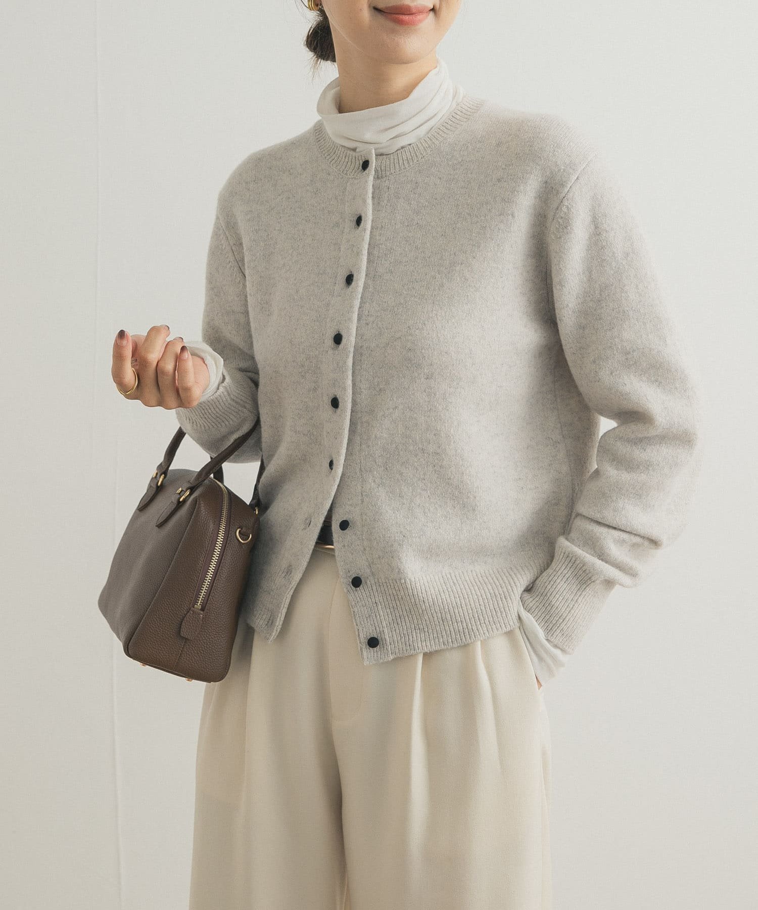 【アーバンリサーチ ドアーズ/URBAN RESEARCH DOORS】のウールサテン釦コンパクトカーディガン インテリア・キッズ・メンズ・レディースファッション・服の通販 founy(ファニー) 　ファッション　Fashion　レディースファッション　Fashion for Women　トップス・カットソー　Cut & Sew Tops　カーディガン・羽織り　Layered Style Cardigans　2025年　2025　2025-2026秋冬・A/W　Autumn/Winter 2025–26 AW25–26　冬　Winter / This Winter　ウォーム　Warm Fabric　カーディガン　Cardigan, Knitwear　コンパクト　Compact, Small Size　サテン　Satin, Glossy Fabric　シンプル　Simple, Minimal　フロント　Front, Front Design　ベーシック　Basic, Essential　エレガント 上品　Elegant　A/W・秋冬　Autumn/Winter　ライトグレー|ID: prp329100004818971 ipo3291000000035011964