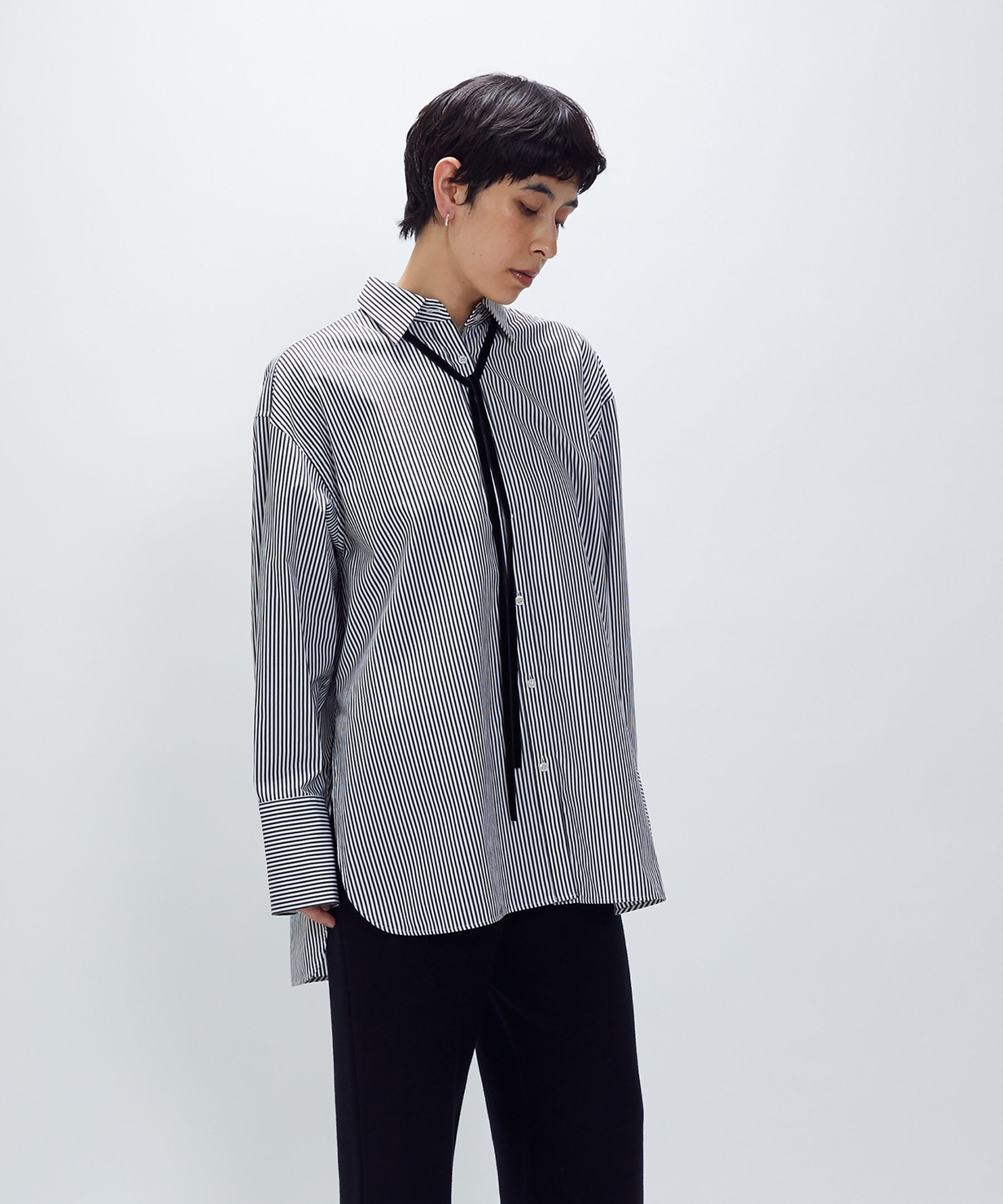 【プルミエ アロンディスモン/1er Arrondissement / MEN】のベロアリボンレギュラーカラーシャツ インテリア・キッズ・メンズ・レディースファッション・服の通販 founy(ファニー) 　ファッション　Fashion　メンズファッション　Fashion for Men　おすすめ　Recommended / Our Picks　なめらか　Smooth, Silky Texture　インナー　Innerwear　カフス　Cuff Design　グラス　Glass, Eyewear　ストライプ　Stripe, Striped Pattern　スリット　Slit, Slit Detail　タイプライター　Typewriter Fabric, Crisp Cotton　バランス　Balance, Style Balance　ベルベット　Velvet, Velvety　モノトーン　Monotone, Black and White　リボン　Ribbon, Bow　無地　Plain, Solid Color　Stripe|ID: prp329100004818978 ipo3291000000035012168