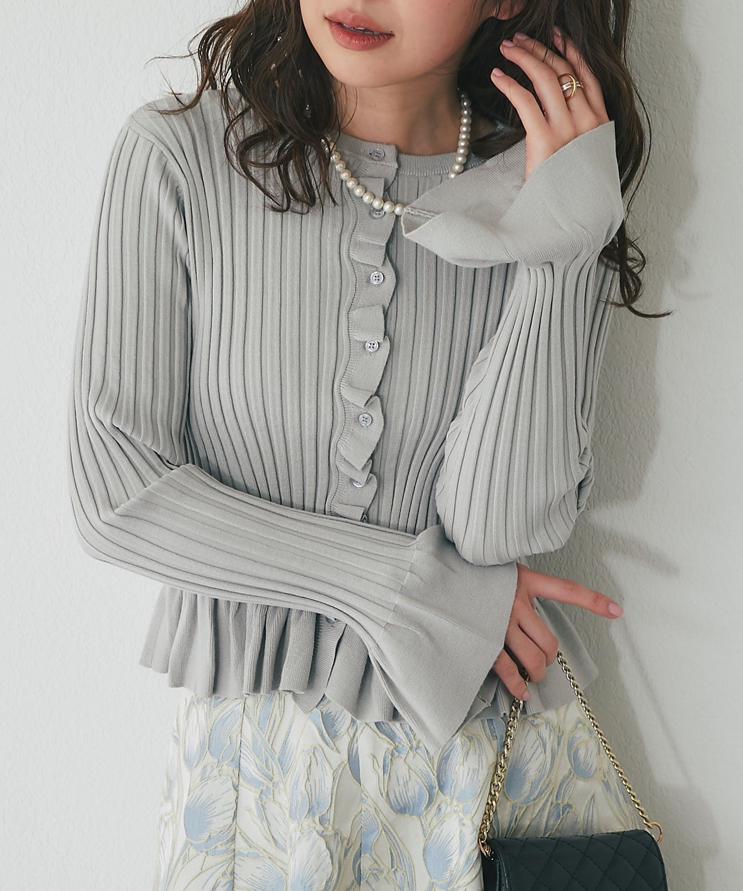 【ラブティックボンボン/La boutique BonBon】の【トレンドフリル】フリルリブニットカーディガン インテリア・キッズ・メンズ・レディースファッション・服の通販 founy(ファニー) 　ファッション　Fashion　レディースファッション　Fashion for Women　トップス・カットソー　Cut & Sew Tops　ニット　Knit Tops & Sweaters　カーディガン・羽織り　Layered Style Cardigans　おすすめ　Recommended / Our Picks　カーディガン　Cardigan, Knitwear　スリーブ　Sleeve, Long Sleeve / Short Sleeve　デニム　Denim, Jeans Material　トレンド　Trend, Trending Now　フィット　Fit, Slim Fit　フェミニン　Feminine, Girly　フリル　Frill, Ruffle　フレア　Flare, Flared　フロント　Front, Front Design　ワイド　Wide, Wide Fit　ライトグレー|ID: prp329100004819012 ipo3291000000035012586