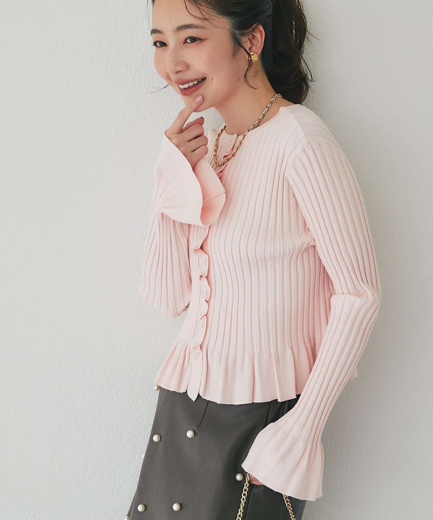 【ラブティックボンボン/La boutique BonBon】の【トレンドフリル】フリルリブニットカーディガン インテリア・キッズ・メンズ・レディースファッション・服の通販 founy(ファニー) 　ファッション　Fashion　レディースファッション　Fashion for Women　トップス・カットソー　Cut & Sew Tops　ニット　Knit Tops & Sweaters　カーディガン・羽織り　Layered Style Cardigans　おすすめ　Recommended / Our Picks　カーディガン　Cardigan, Knitwear　スリーブ　Sleeve, Long Sleeve / Short Sleeve　デニム　Denim, Jeans Material　トレンド　Trend, Trending Now　フィット　Fit, Slim Fit　フェミニン　Feminine, Girly　フリル　Frill, Ruffle　フレア　Flare, Flared　フロント　Front, Front Design　ワイド　Wide, Wide Fit　ピンク|ID: prp329100004819012 ipo3291000000035012588