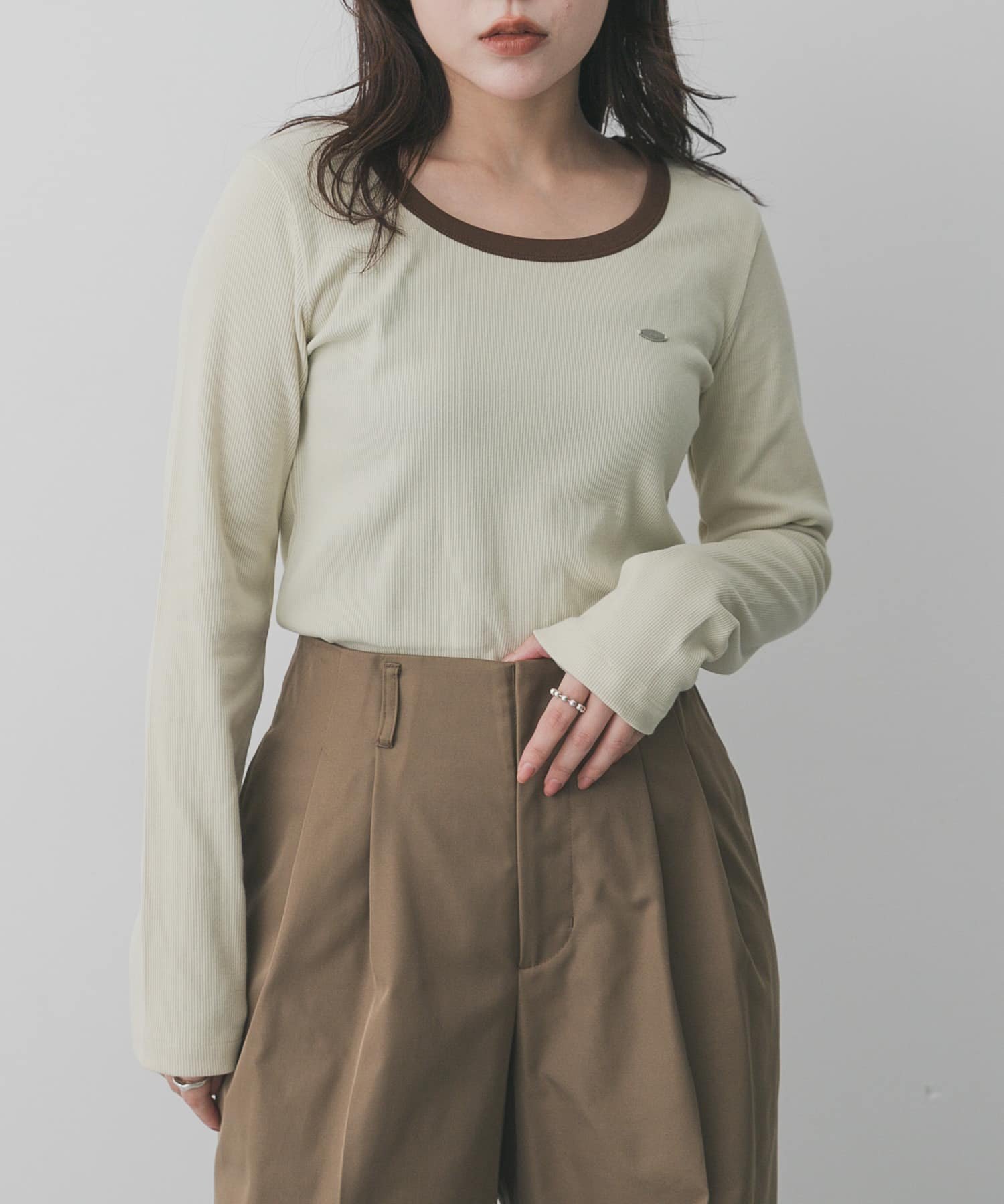 【センスオブプレイス/SENSE OF PLACE by URBAN RESEARCH】のラウンドネックリブTシャツ インテリア・キッズ・メンズ・レディースファッション・服の通販 founy(ファニー) 　ファッション　Fashion　レディースファッション　Fashion for Women　トップス・カットソー　Cut & Sew Tops　シャツ・ブラウス・オフィスカジュアル　Elegant Blouses & Button-Ups　ロングTシャツ・Tシャツ　Longline T-Shirts & Tees　インナー　Innerwear　カーディガン　Cardigan, Knitwear　コンパクト　Compact, Small Size　シンプル　Simple, Minimal　ジャケット　Jacket, Outerwear　デコルテ　Décolleté, Neckline　フィット　Fit, Slim Fit　S/S・春夏　SS, Spring/Summer, Warm Season　夏　Summer　2026年　2026　ベージュ|ID: prp329100004819081 ipo3291000000035013081