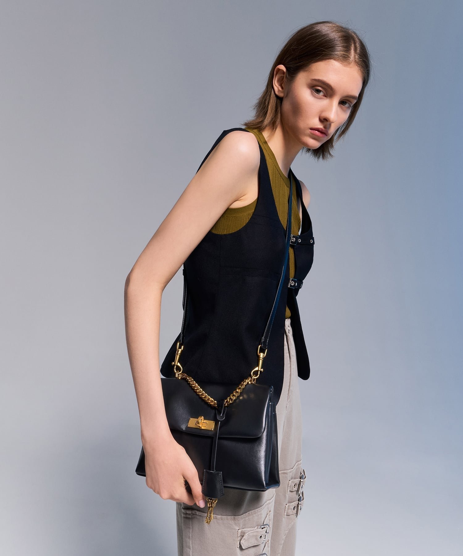 【チャールズ アンド キース/CHARLES & KEITH】のKerry ケリー チェーンハンドルバッグ インテリア・キッズ・メンズ・レディースファッション・服の通販 founy(ファニー) ファッション Fashion レディースファッション Fashion for Women バッグ Bags ショルダー Shoulder, Shoulder Strap セパレート Separate, Two-Piece チェーン Chain, Chain Strap チャーム Charm, Pendant トレンド Trend, Trending Now ビッグ Big, Oversized フォルム Silhouette, Form プリーツ Pleats, Pleated ミドル Middle Length, Mid Height エレガント 上品 Elegant 今季 This Season, Current Season Black|ID: prp329100004819161 ipo3291000000035014306