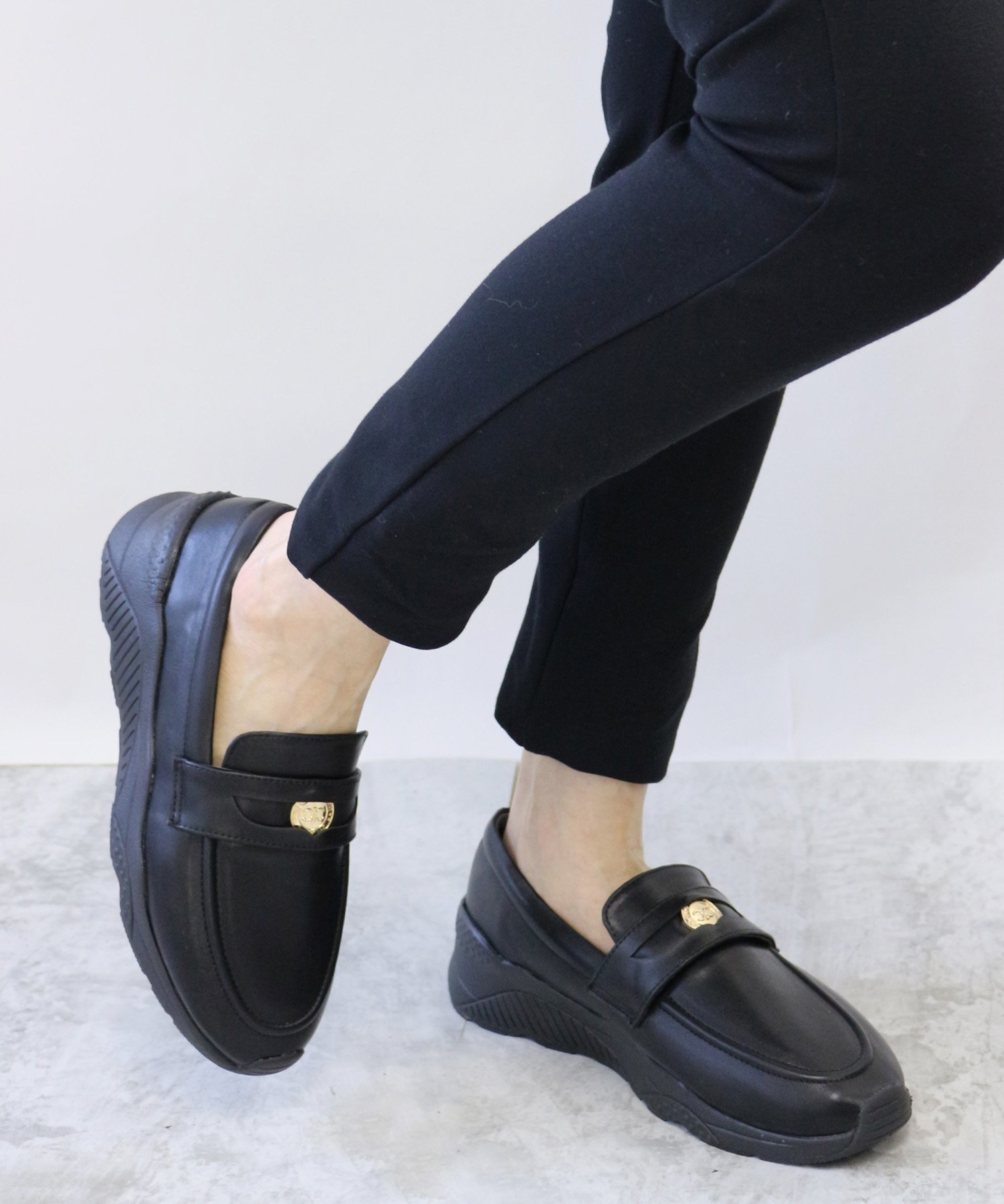 【フィン/Fin】のコインローファー厚底スリッポン インテリア・キッズ・メンズ・レディースファッション・服の通販 founy(ファニー) 　ファッション　Fashion　レディースファッション　Fashion for Women　クッション　Cushion, Throw Pillow　コイン　Coin, Coin Design　シンプル　Simple, Minimal　スラックス　Slacks, Dress Pants　スリッポン　Slip-On, Loafer　デニム　Denim, Jeans Material　フォルム　Silhouette, Form　ワイド　Wide, Wide Fit　厚底　Platform Shoes　定番　Standard, Basic Item　ブラック|ID: prp329100004819211 ipo3291000000035014793