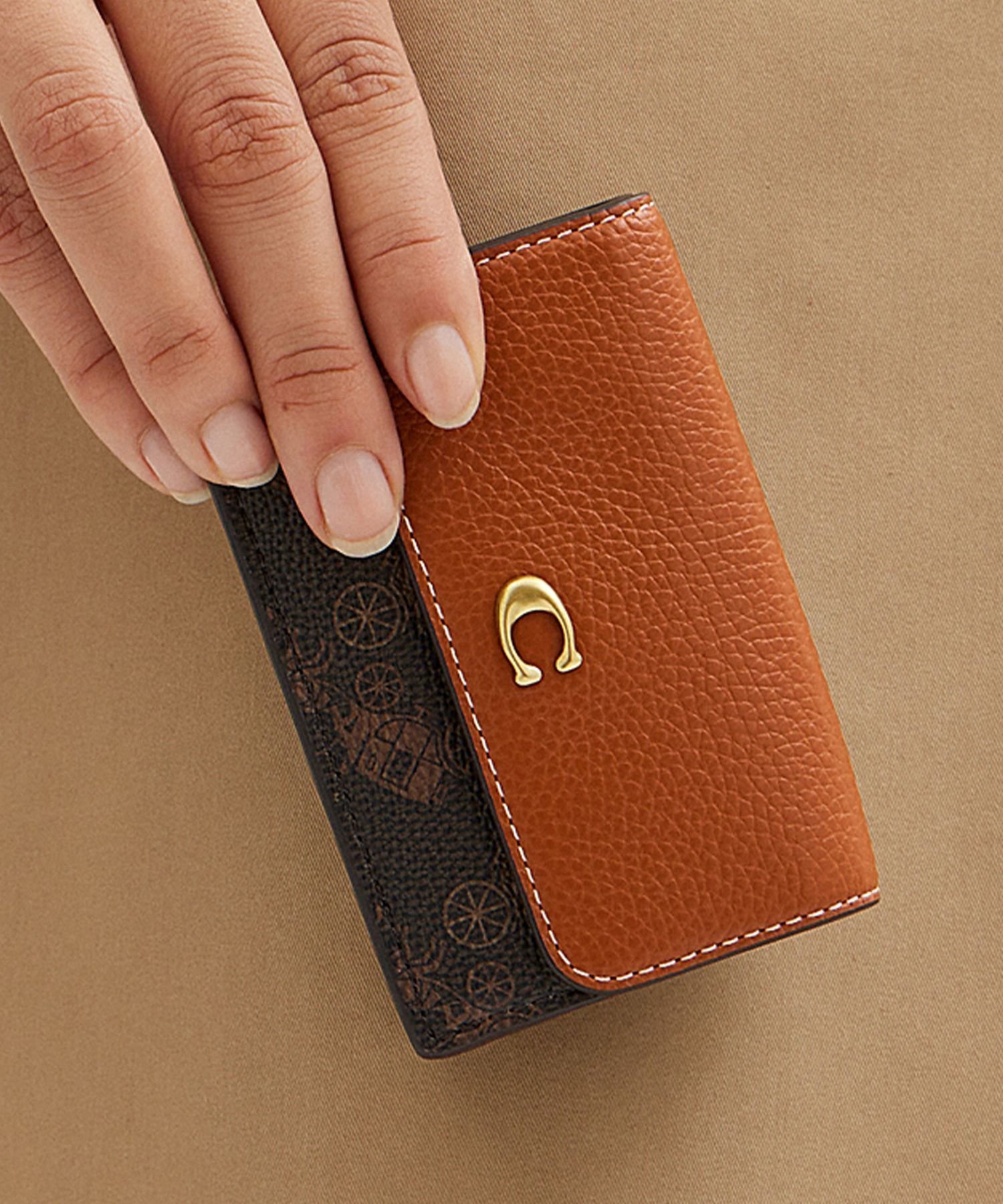 【コーチ/COACH】の【公式】エッセンシャル ミニ トライフォールド ウォレット・ホース アンド キャリッジ プリント インテリア・キッズ・メンズ・レディースファッション・服の通販 founy(ファニー) 　ファッション　Fashion　レディースファッション　Fashion for Women　クラシック　Classic, Timeless Style　コンパクト　Compact, Small Size　財布　Wallet, Purse　ニューヨーク　New York, NYC Style　プリント　Print, Printed Pattern　おすすめ　Recommended / Our Picks　ギフト プレゼント　Gift / Present　BLACK|ID: prp329100004819213 ipo3291000000035014803