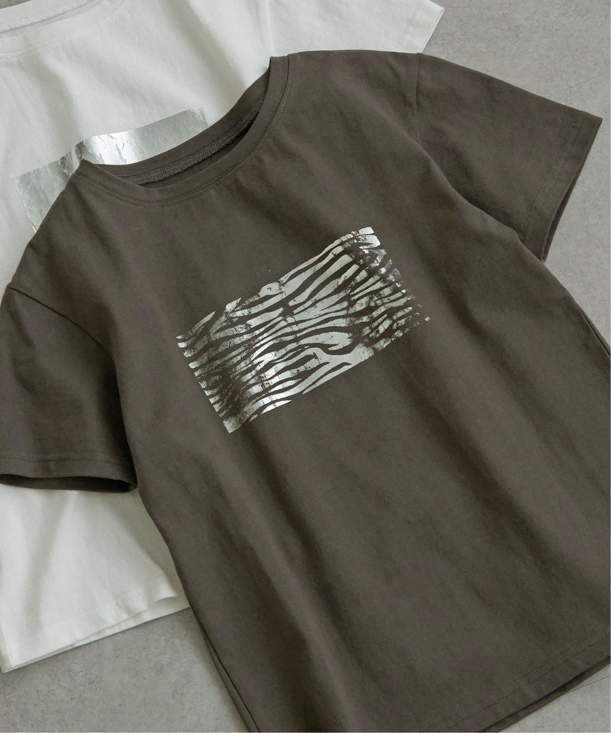 【ノッチ/notch】の箔プリントアソートコンパクトTシャツ インテリア・キッズ・メンズ・レディースファッション・服の通販 founy(ファニー) ファッション Fashion レディースファッション Fashion for Women トップス・カットソー Cut & Sew Tops シャツ・ブラウス・オフィスカジュアル Elegant Blouses & Button-Ups ロングTシャツ・Tシャツ Longline T-Shirts & Tees カーディガン Cardigan, Knitwear プリント Print, Printed Pattern メタリック Metallic, Shiny Finish ダークグレー|ID: prp329100004819255 ipo3291000000035015274
