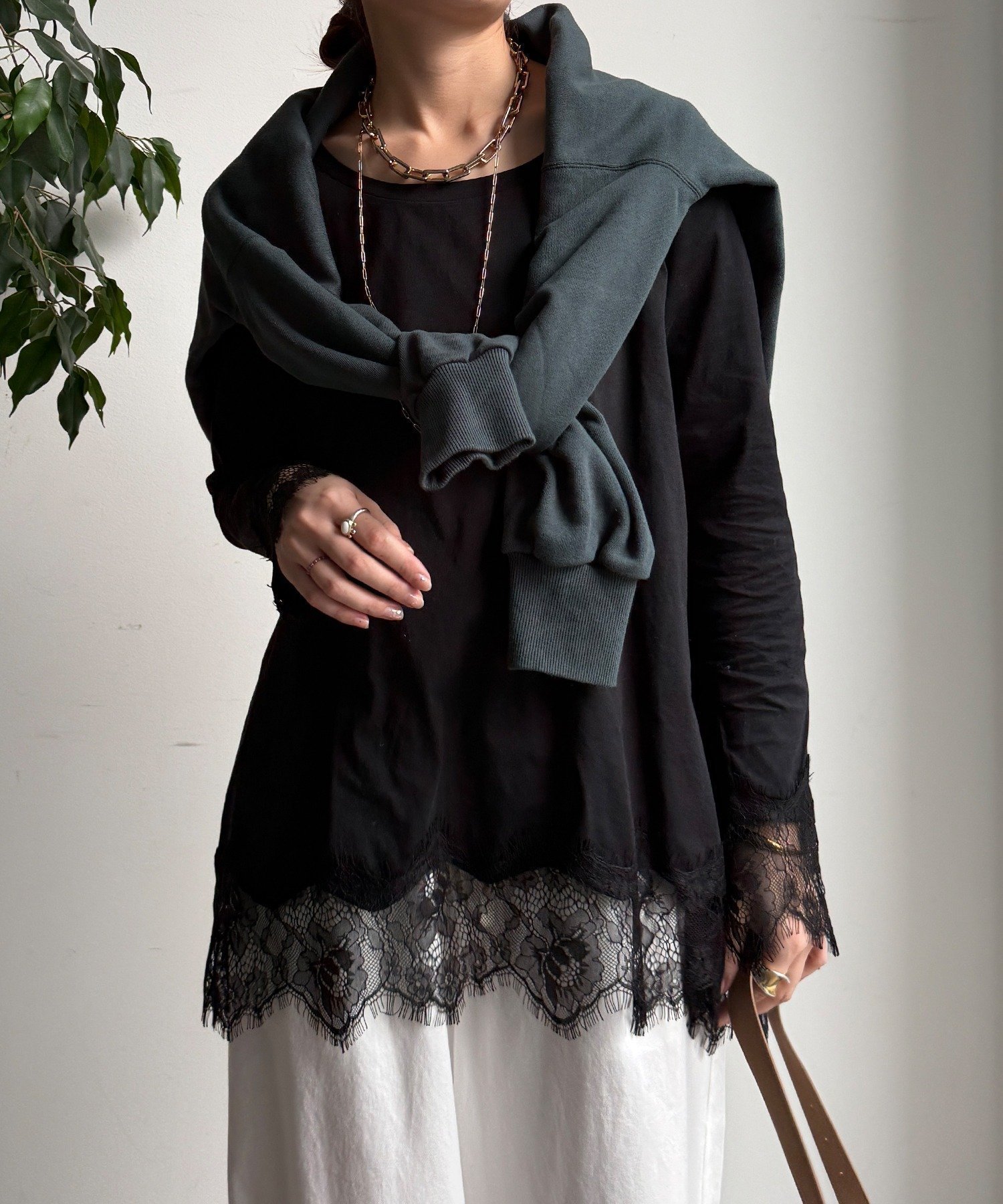 【ドゥドゥ/DouDou】のヘムレースロンTEE インテリア・キッズ・メンズ・レディースファッション・服の通販 founy(ファニー) ファッション Fashion レディースファッション Fashion for Women トップス・カットソー Cut & Sew Tops ロングTシャツ・Tシャツ Longline T-Shirts & Tees インナー Innerwear スウェット / スエット Sweatshirt, Sweatwear スマート Smart, Elegant 雑誌 Magazine, Fashion Magazine ミックス Mix, Mixed Style レース Lace, Lace Fabric ロング Long, Long-Length S/S・春夏 SS, Spring/Summer, Warm Season 再入荷 Restock / Back in Stock 夏 Summer エレガント 上品 Elegant 2026年 2026 ブラック|ID: prp329100004819376 ipo3291000000035016408